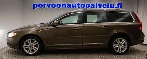 Sivulta: Ruskean Volvo V70 -farmarin sivuprofiili kuvattuna oikealta puolelta studiotenvirteessä.