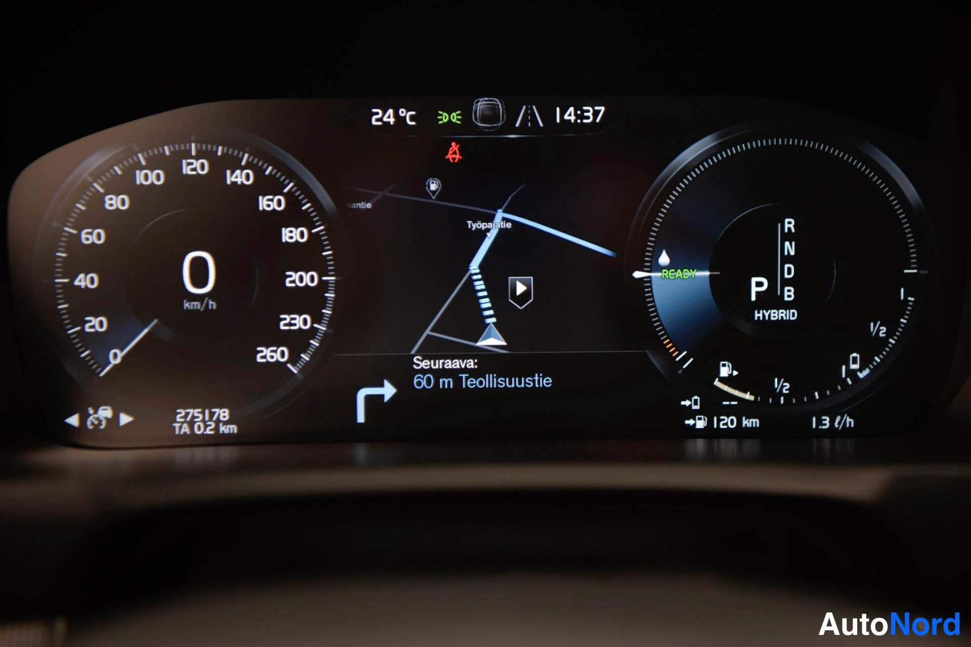 Muu: Digitaalinen mittaristo lähikuvassa: nopeusmittari näyttää 0 km/h, matkamittari 275 178 km, hybridimode, polttoainetankin vaihtelee R N D B ja P-asento.