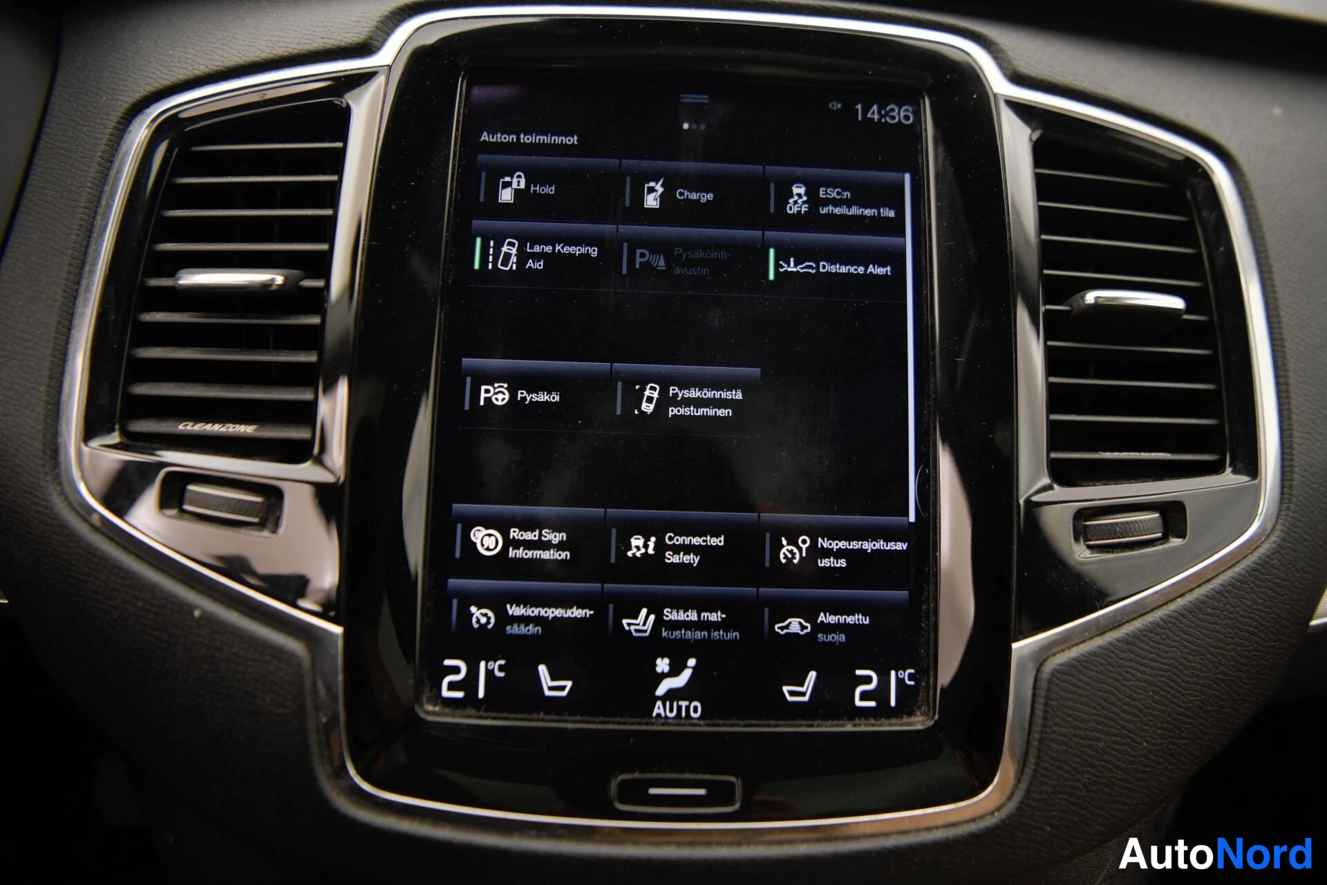 Muu: Keskikonsolin infotainment-näyttö, jossa Auton toiminnot -valikko: Lane Keeping Aid, Road Sign Information, Connected Safety, Nopeusrajoitusavustus, pysäköintit