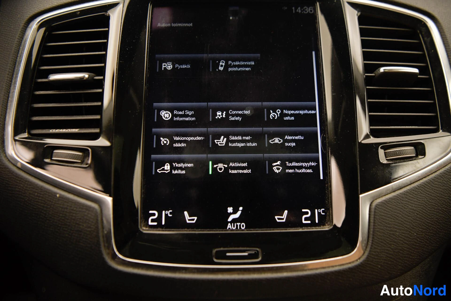 Muu: Sama infotainment-näyttö vierittyneenä: Road Sign Information, Connected Safety, Nopeusrajoitusavustus, Vakionopeudensäädin, Yksityinen lukitus, Aktiiviset kaar