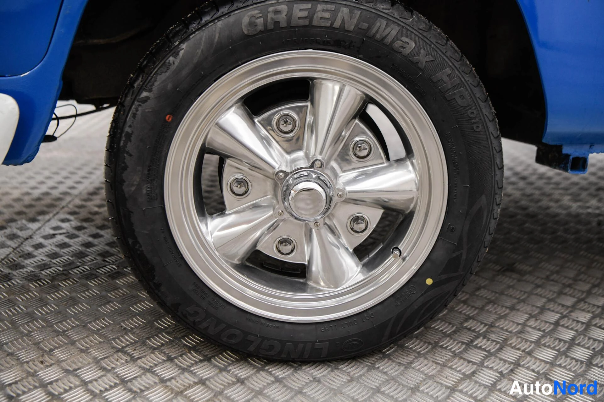 Yksityiskohta: Lähikuva kiiltävästä kromivannoksesta ja Linglong Green-Max HP 010 -renkaasta.