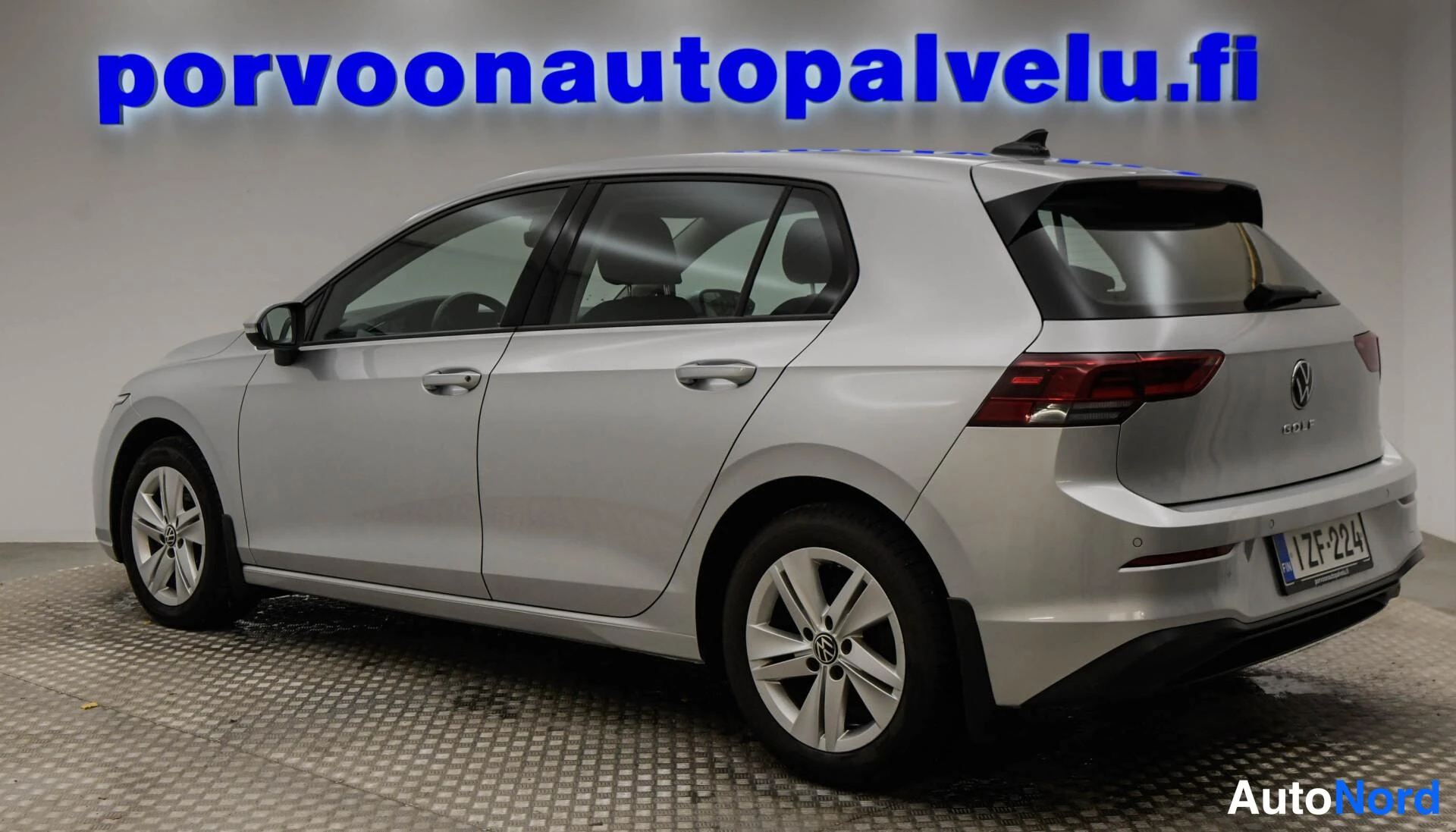 Takaviisto: Hopeanvärinen Volkswagen Golf -henkilöauto takaviistosta, rekisteritunnus.