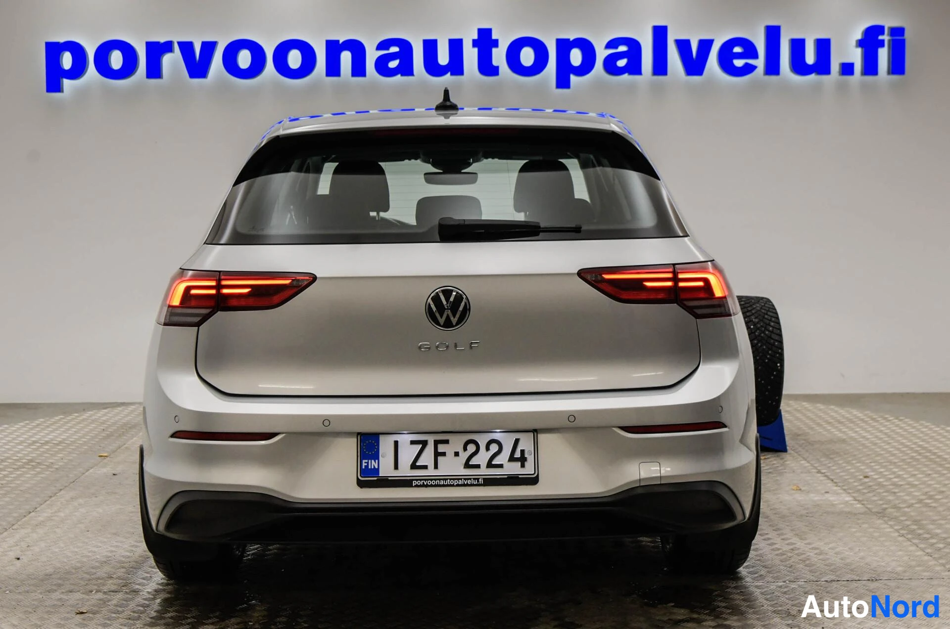 Takaa: Hopeanvärinen Volkswagen Golf -henkilöauto suoraan takaa, rekisteritunnus ja Golf-teksti takaluukussa.