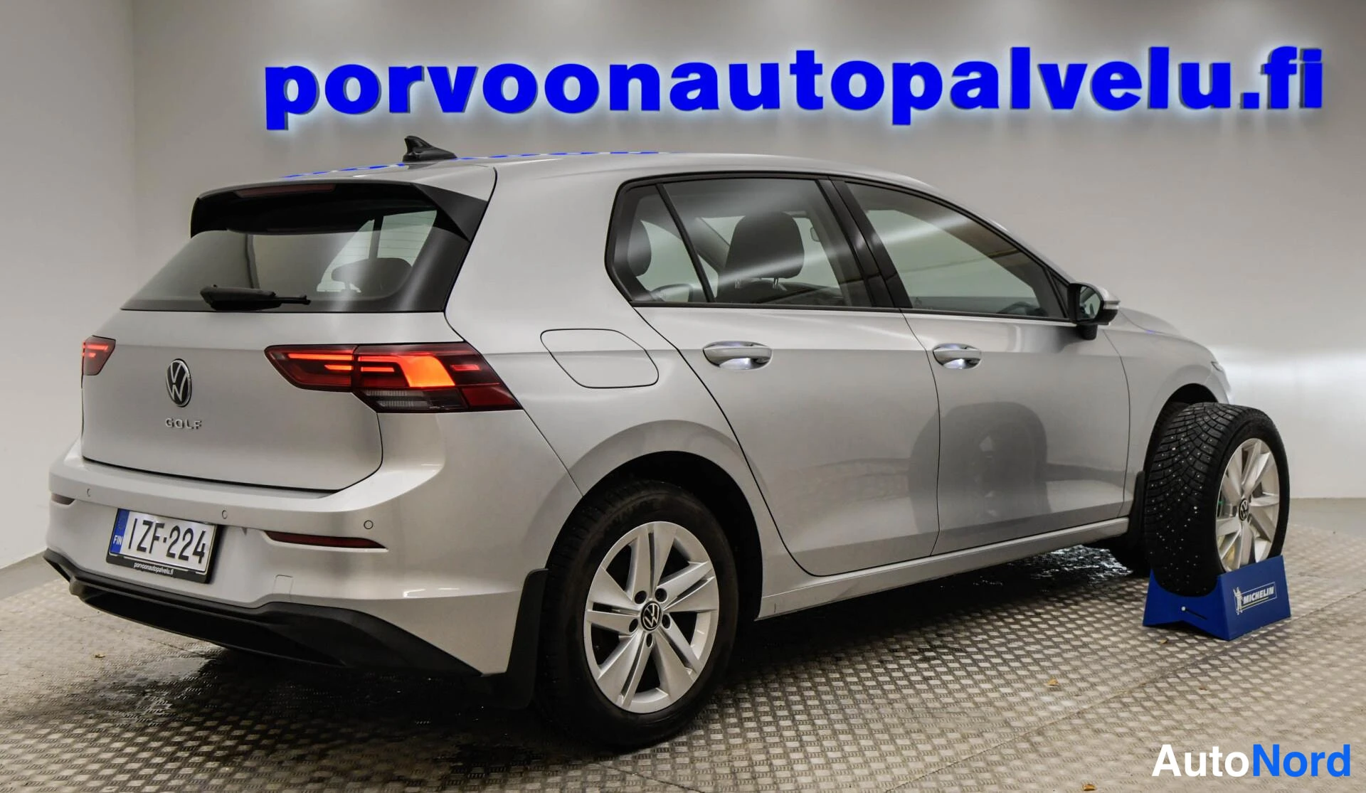Takaviisto: Hopeanvärinen Volkswagen Golf -henkilöauto takaviistosta oikealta, rekisteritunnus.