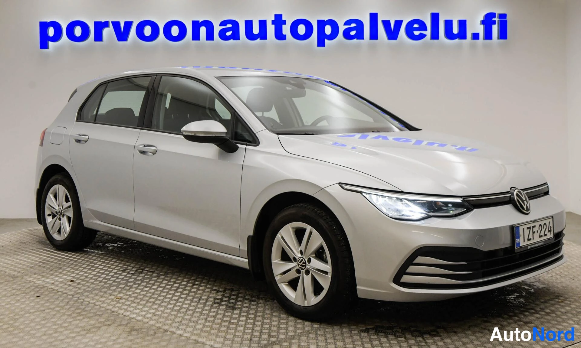 Etuviisto, nokka oikealle: Volkswagen Golf -henkilöauto kolmannelta etukulmalta oikealta, hopeanvärinen, rekisterikilpi.