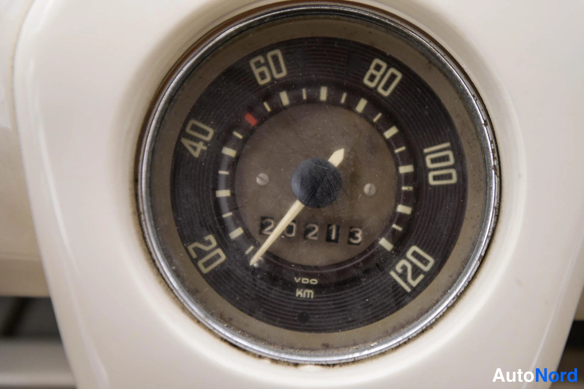 Muu: Nopeusmittarin lähikuva, asteikko 20–120 km/h, matkamittari lukee 20213, merkintä VDO km.