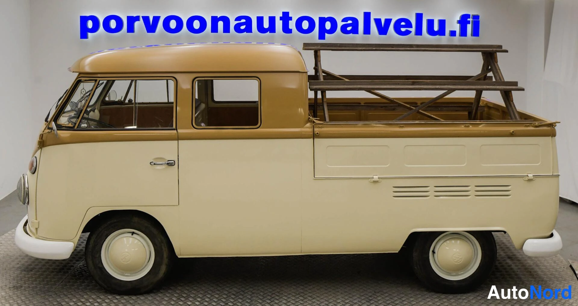 Takaviisto: Takakulmakuva Volkswagenin avolavakullerista; lavalla puinen teline, peräosa kuvan oikealla ja matkustamon ovi vasemmalla.