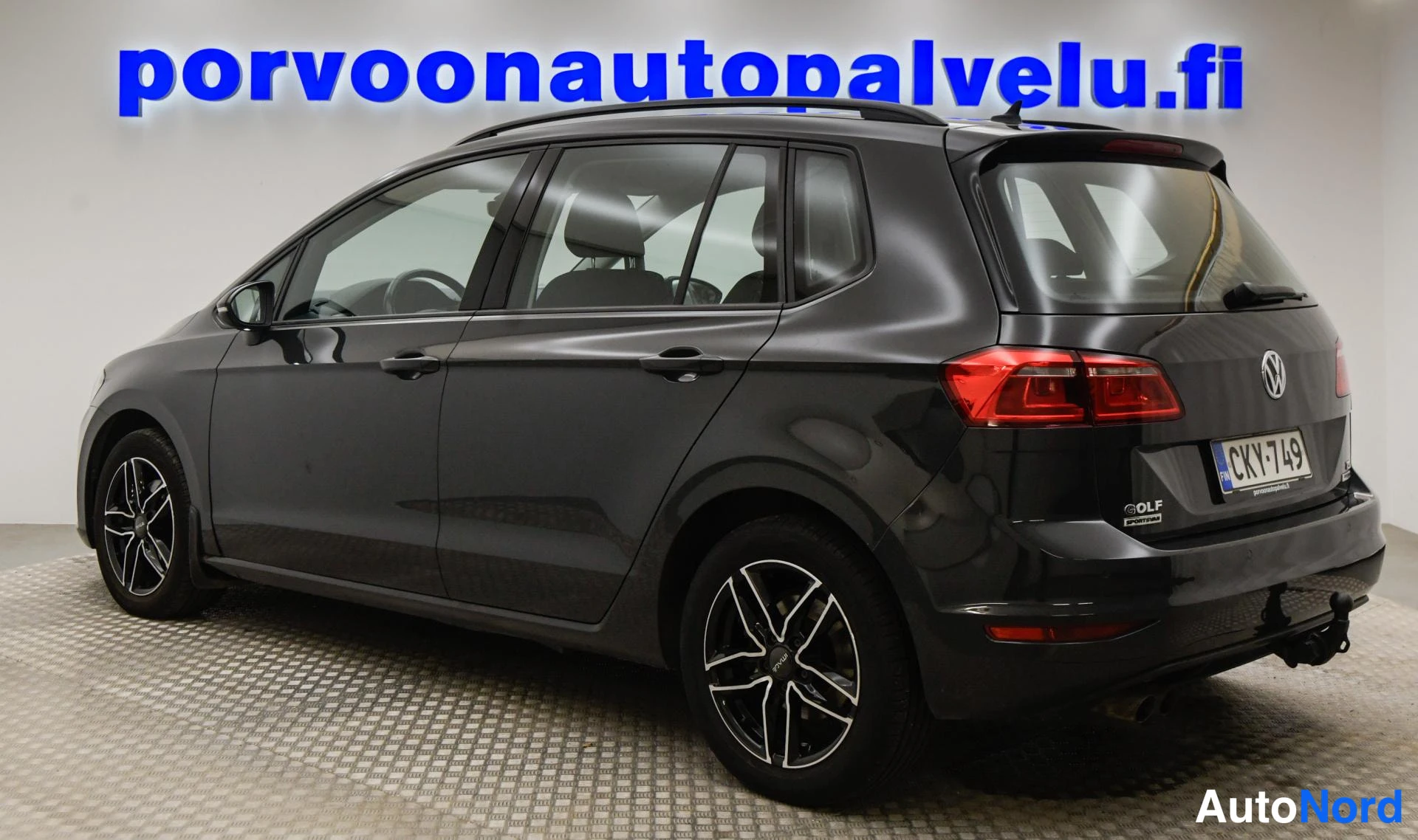 Takaviisto: Volkswagen Golf Sportsvan takaviisto vasemmalta; rekisteri KY-749, takaosa ja kylki näkyvät, pyöränkannattaja ja Volkswagen-merkki.