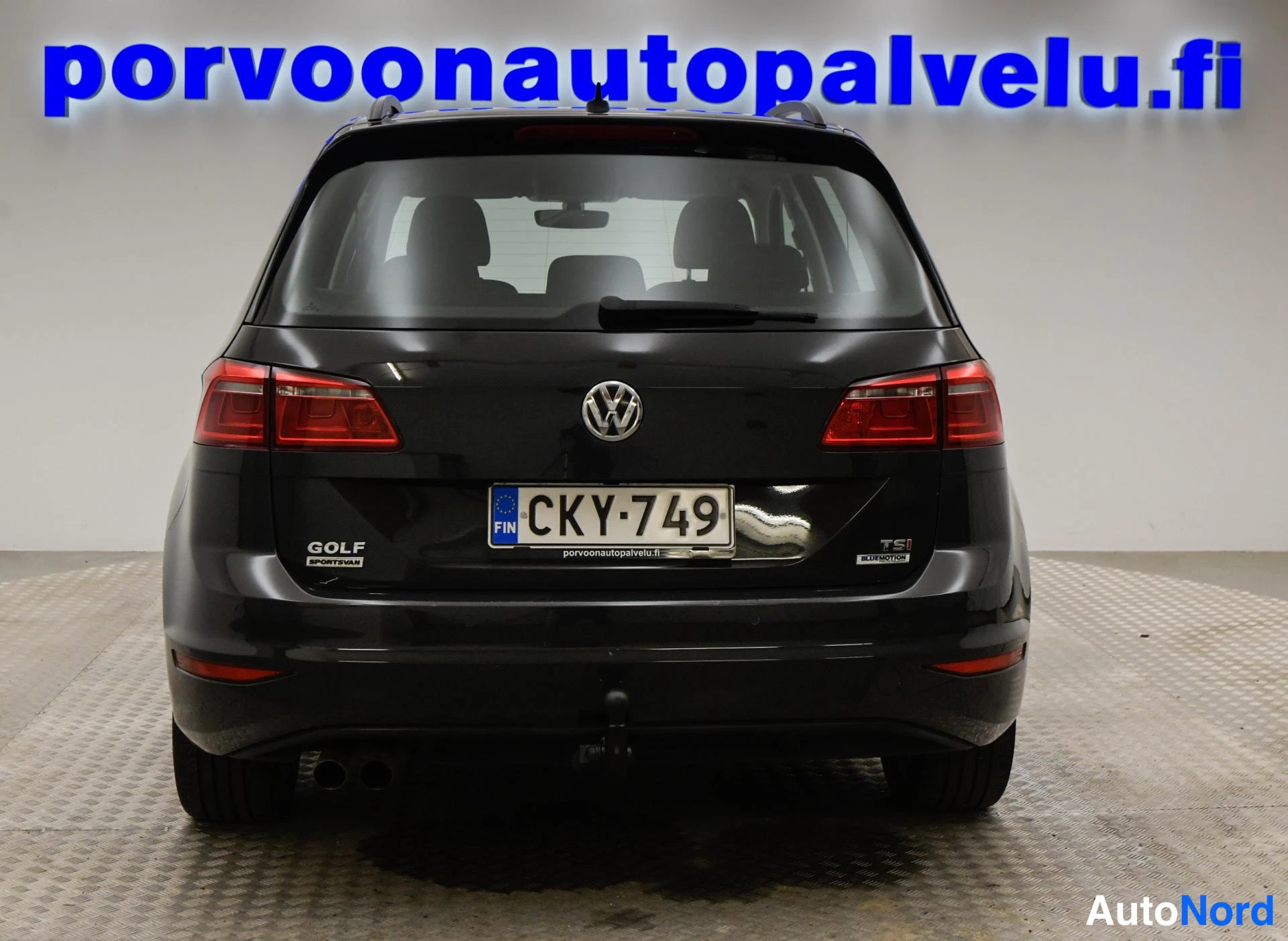 Takaa: Volkswagen Golf Sportsvan suora takaa; rekisteri KY-749, TSI-badge ja Golf Sportsvan -teksti näkyvät.