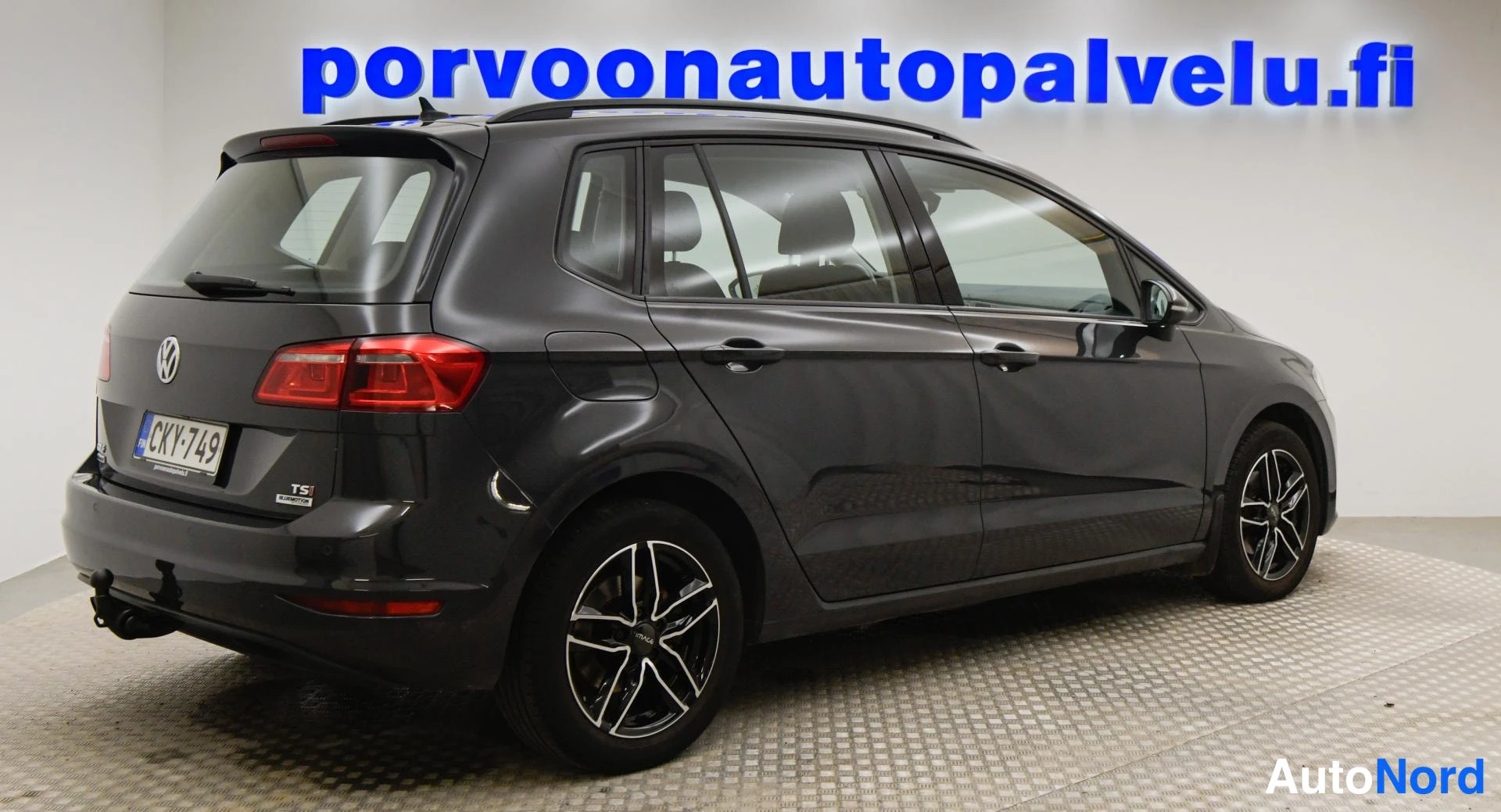 Takaviisto: Volkswagen Golf Sportsvan takaviisto oikealta; rekisteri KY-749, takaosa ja kylki näkyvät, kiinnityskoukku näkyy.