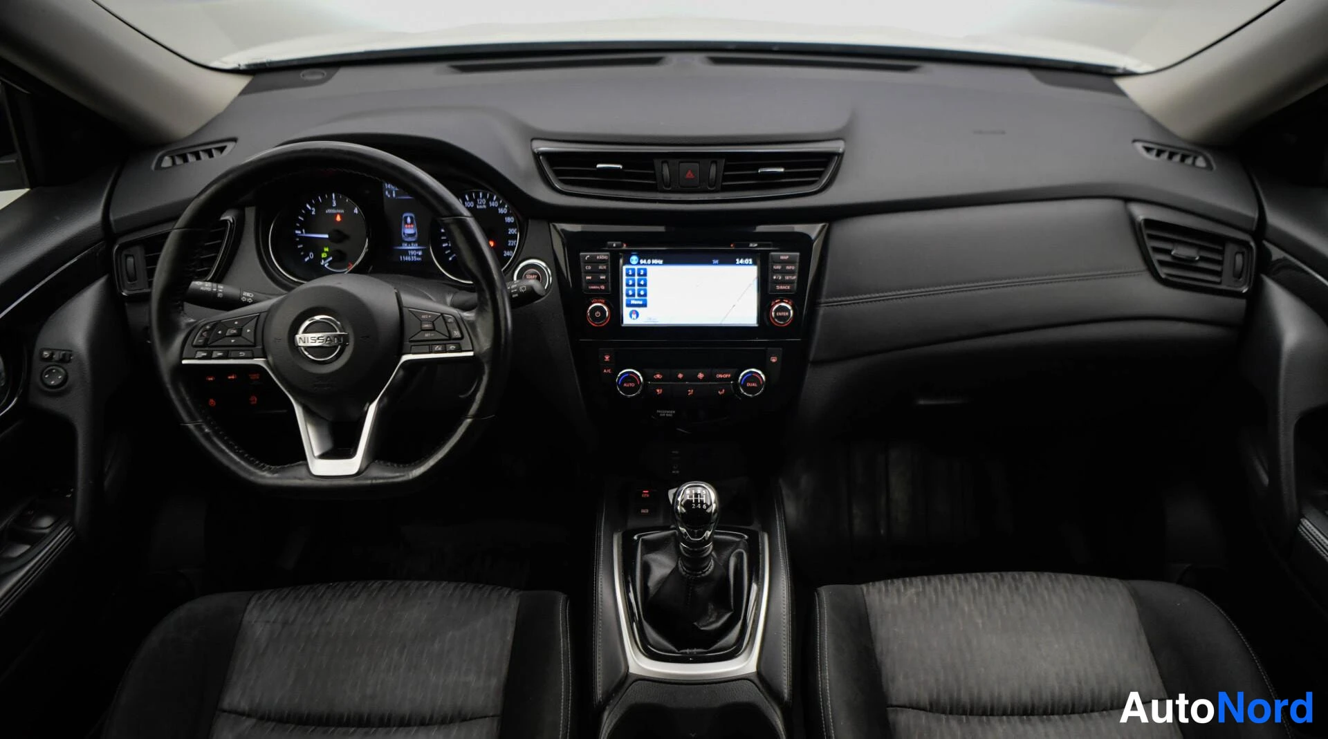 Muu: Kojelauta edestä: Nissan-ohjauspyörä, näyttö ja manuaalivaihteen kepki.