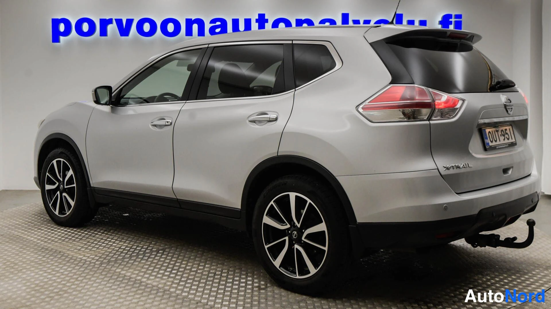 Takaviisto: Hopeanvärinen Nissan X-Trail takaa vasemmalta kuvattuna, rekisteritunnus.