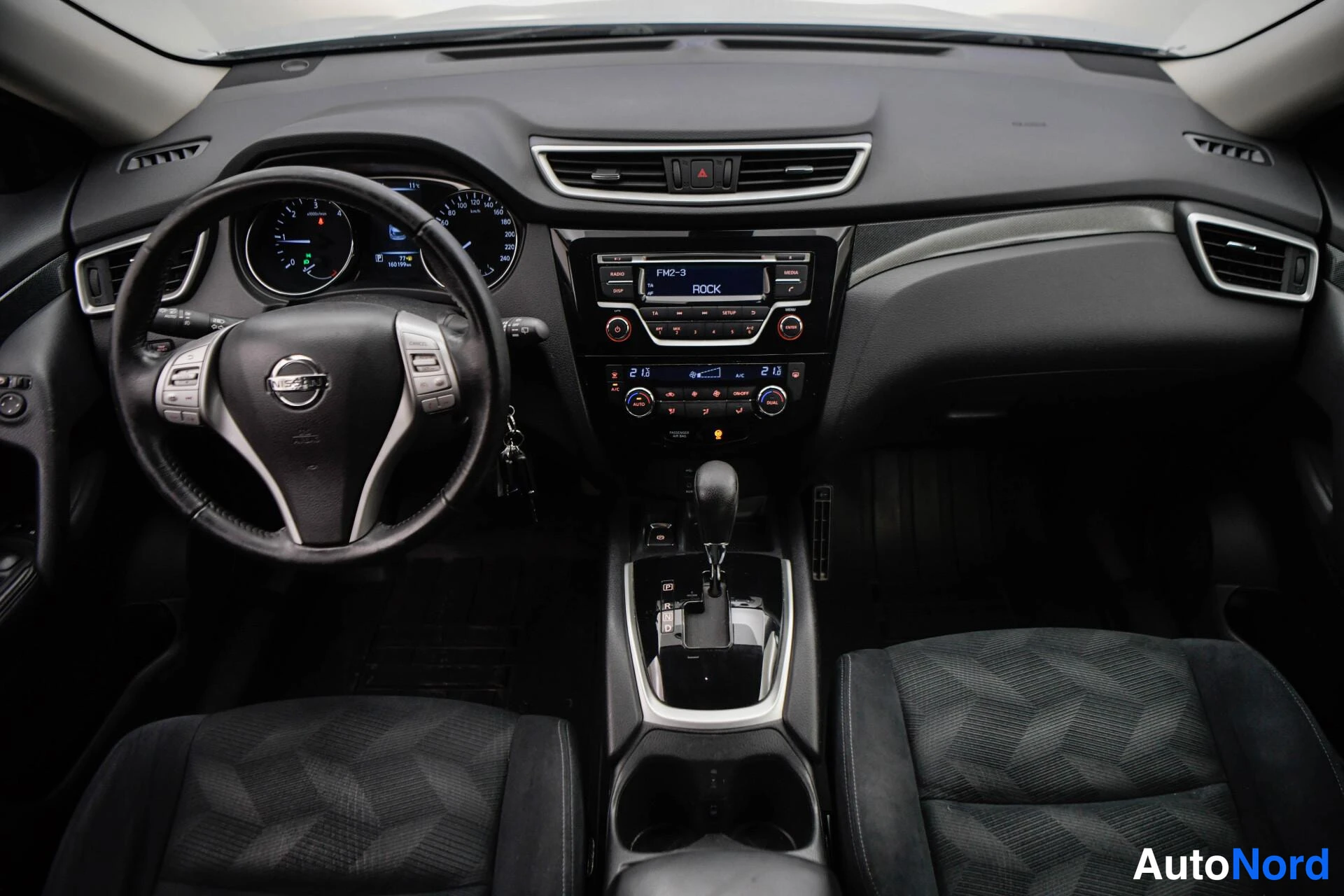 Muu: Kojelauta suoraan edestä: Nissan-ohjauspyörä, mittaristo, radio-, ilmastointi- ja automaattivaihteen säätimet.