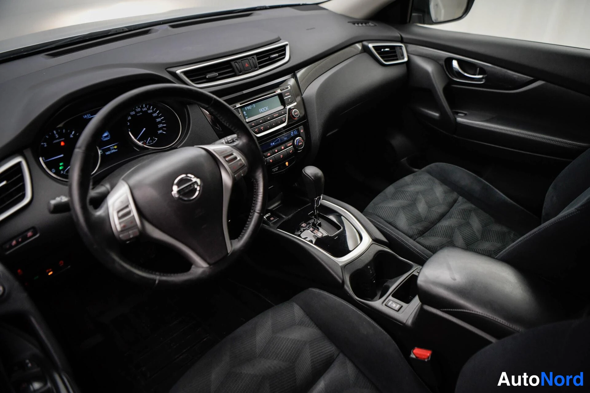 Muu: Kuljettajan puolen sisätila: Nissan-ohjauspyörä, mittaristo, radiopaneeli ja automaattivaihteisto.