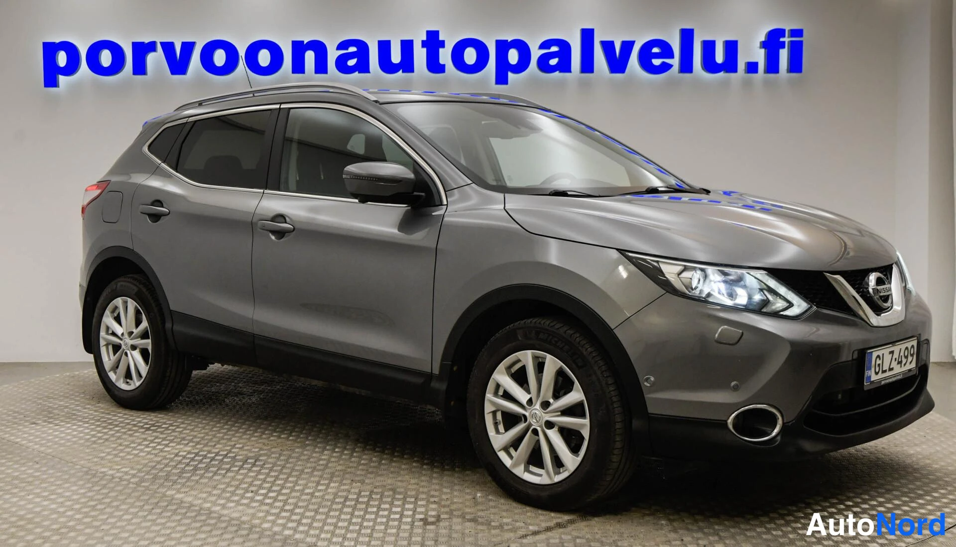 Etuviisto, nokka oikealle: Nissan Qashqai -katumaasturi kolmasosan etukuvassa harmaana, rekisterikilpi näkyvissä.