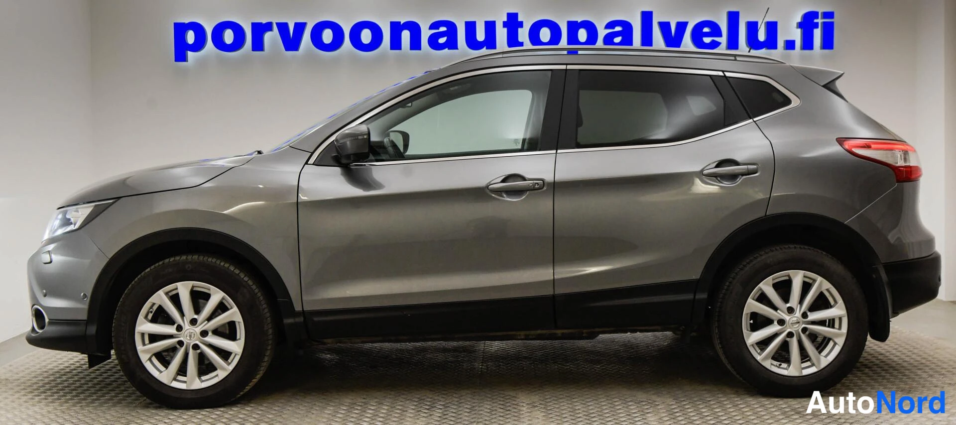 Etuviisto, nokka vasemmalle: Nissan Qashqai -katumaasturin sivuprofiili harmaana; vasempaan reunaan näkyy osa etupäästä.