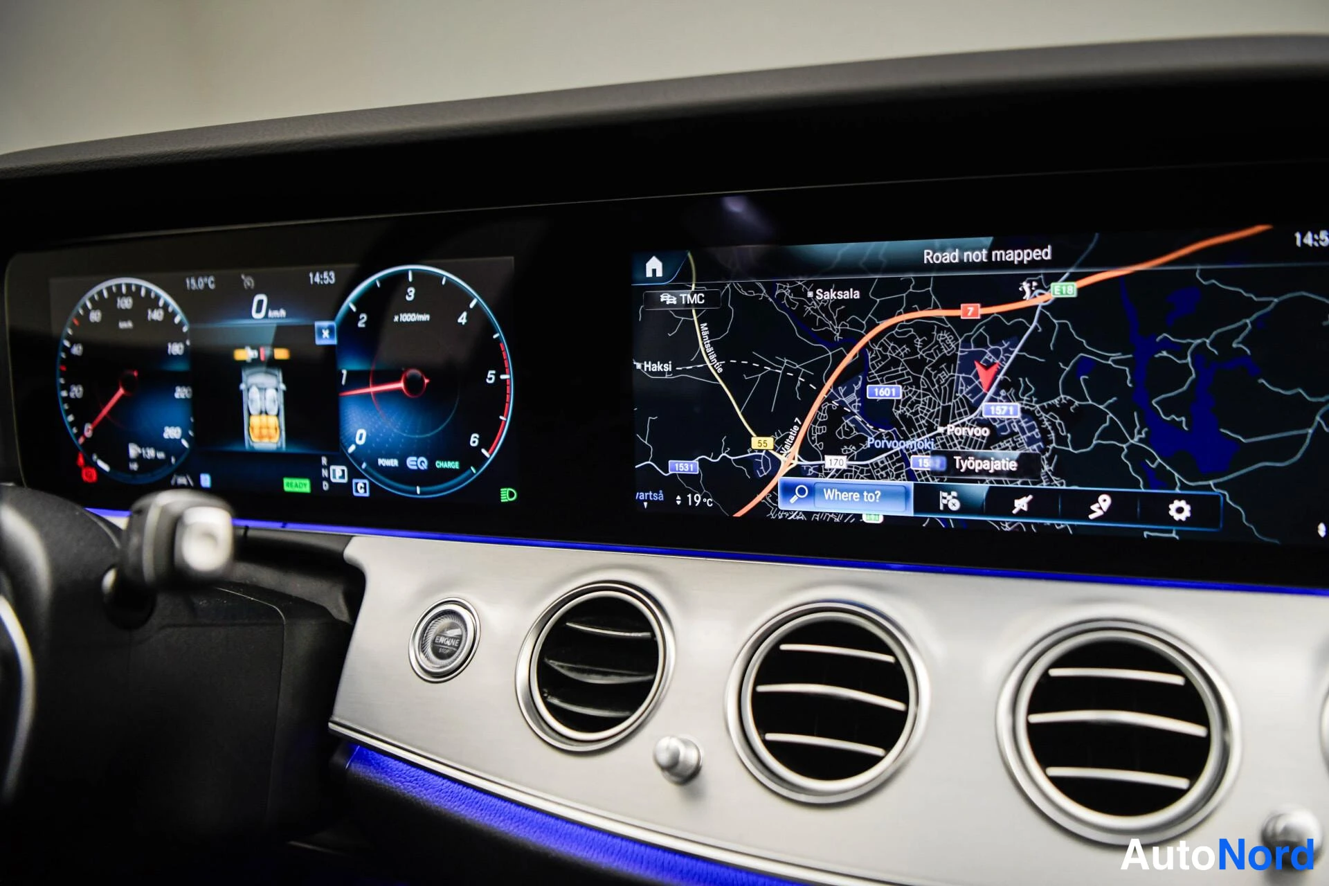 Muu: Mercedes-Benzin kojelaudan digitaalinäytöt: mittaristo ja karttanavigaatio, teksti 'Road not mapped', ilmastointiaukot hopeapaneelissa.