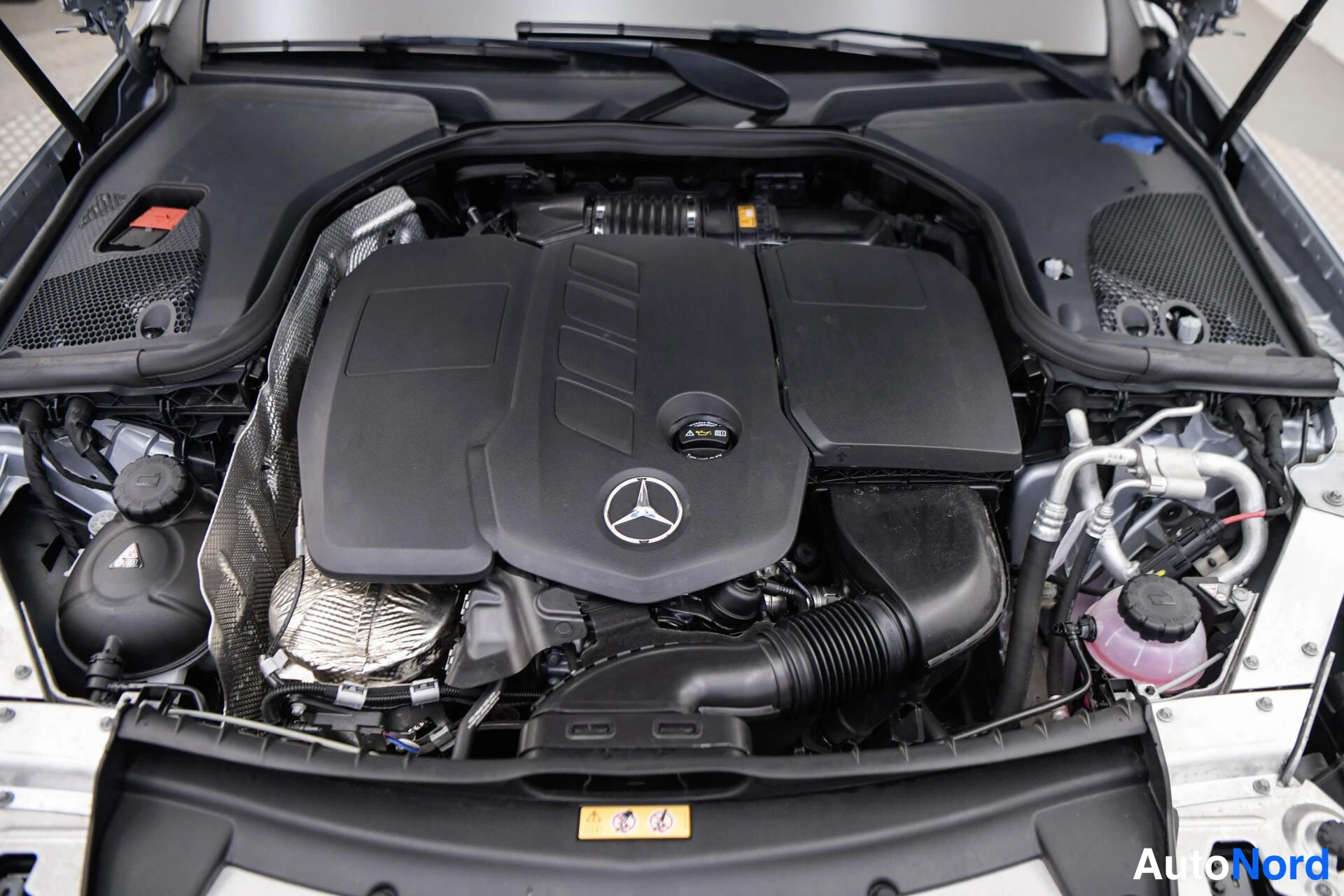 Muu: Mercedes-tähtimerkillä varustettu kannen alla oleva moottori