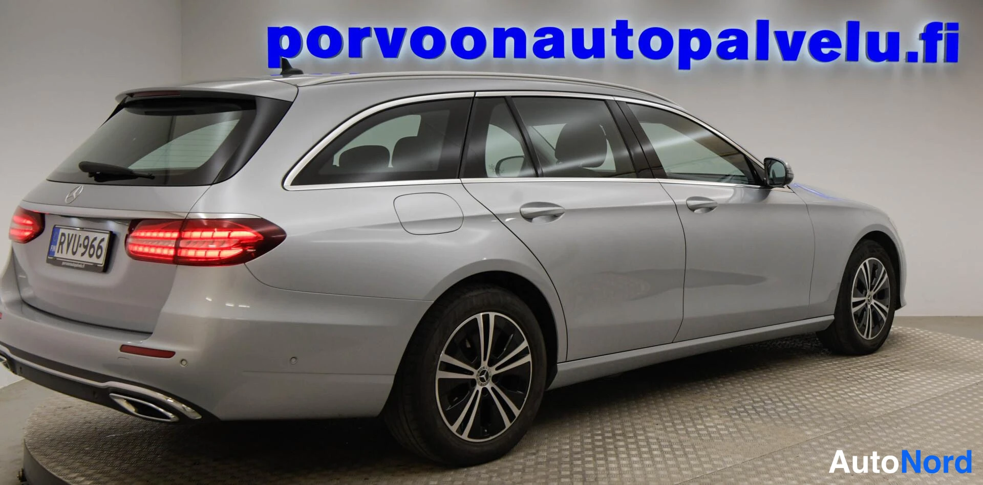 Takaviisto: Mercedes-Benz E-sarja farmari, hopeinen, takakulmakuva sisätiloissa, rekisteril