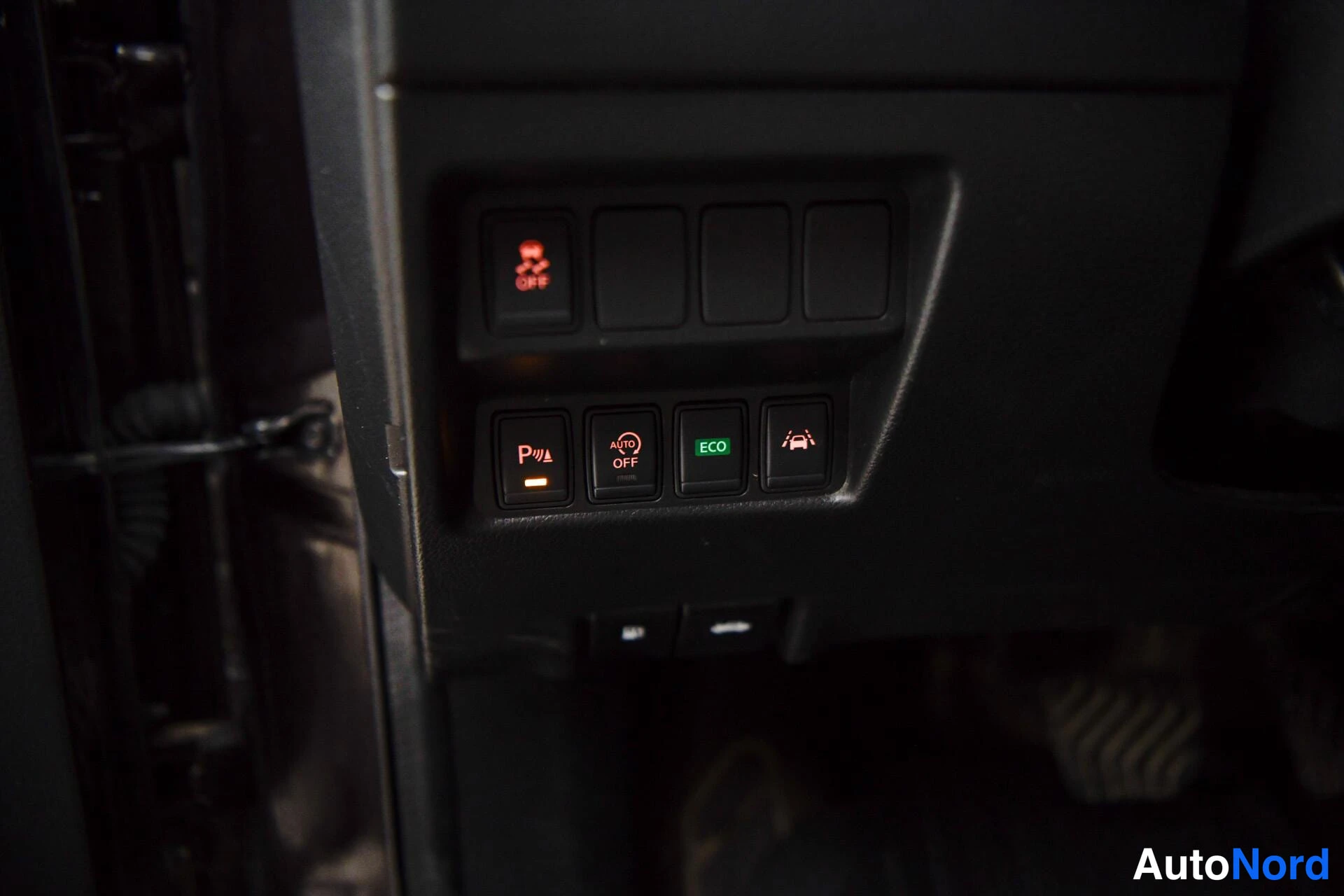 Muu: Kojelautakytkinten pane, jossa näkyvät pysäköintitutkan P-kytkin, auto-off-kytkin, ECO-kytkin ja kuljettaja-avusteiden kytkin.