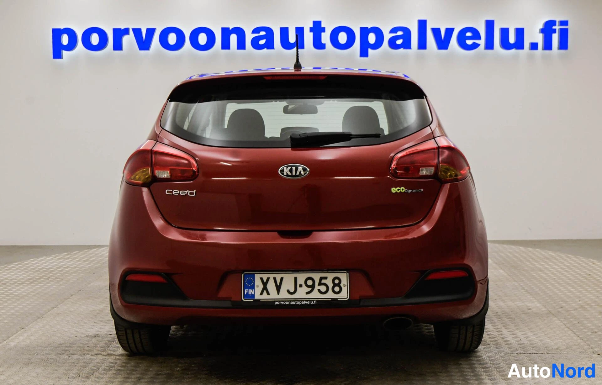 Takaa: Punainen Kia cee'd suoraan takaa kuvattuna, rekisteritunnus, takalasinpyyhkijä ja ecoDynamics-merkki näkyvissä.