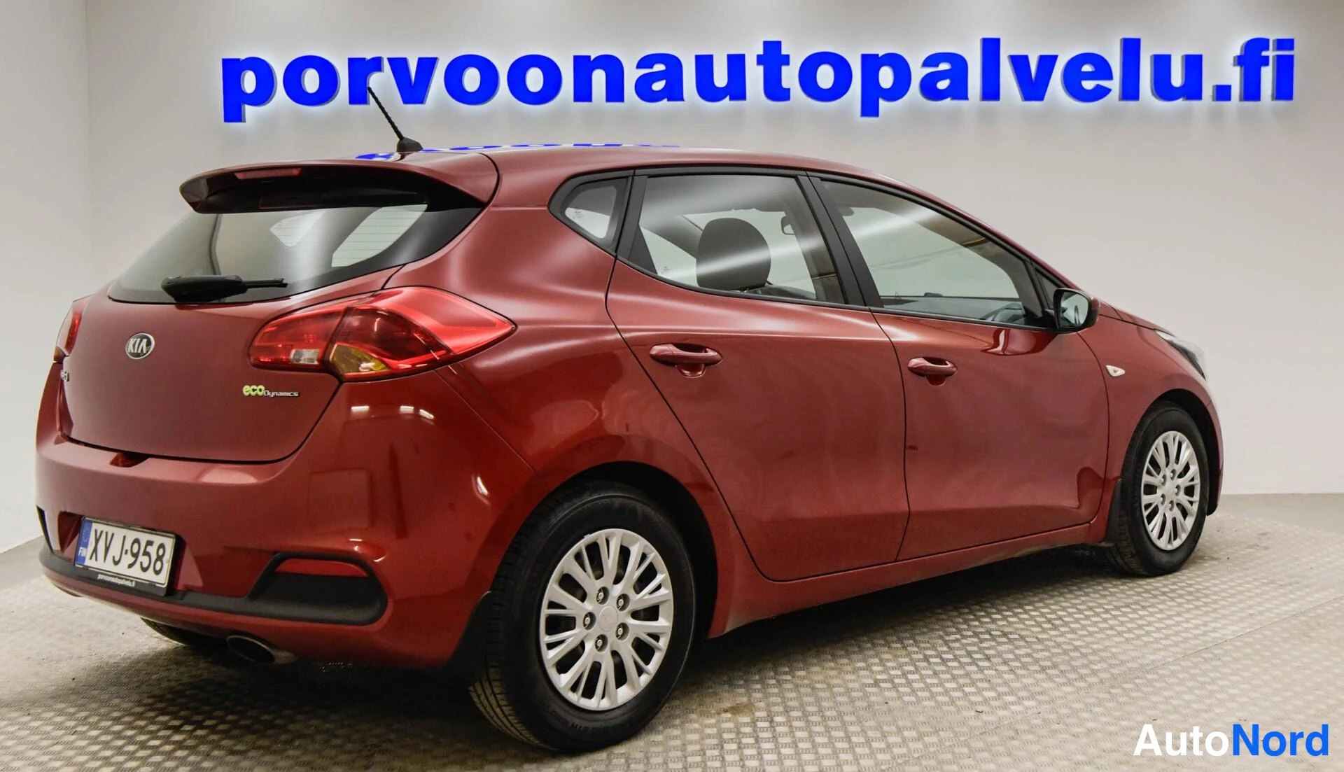 Takaviisto: Punainen Kia cee'd takaviistosta kuvattuna, korin vasen sivu ja takakori näkyvissä, rekisteritunnus.