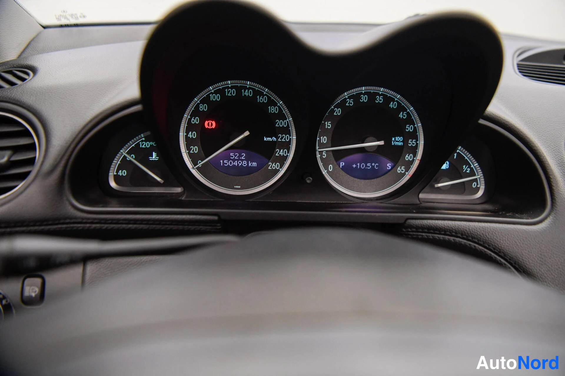 Muu: Mittaristo läheltä: nopeusmittari 0–260 km/h, kierroslukumittari, matkamittari näyttää 150498 km ja lämpötila +10,5°C.