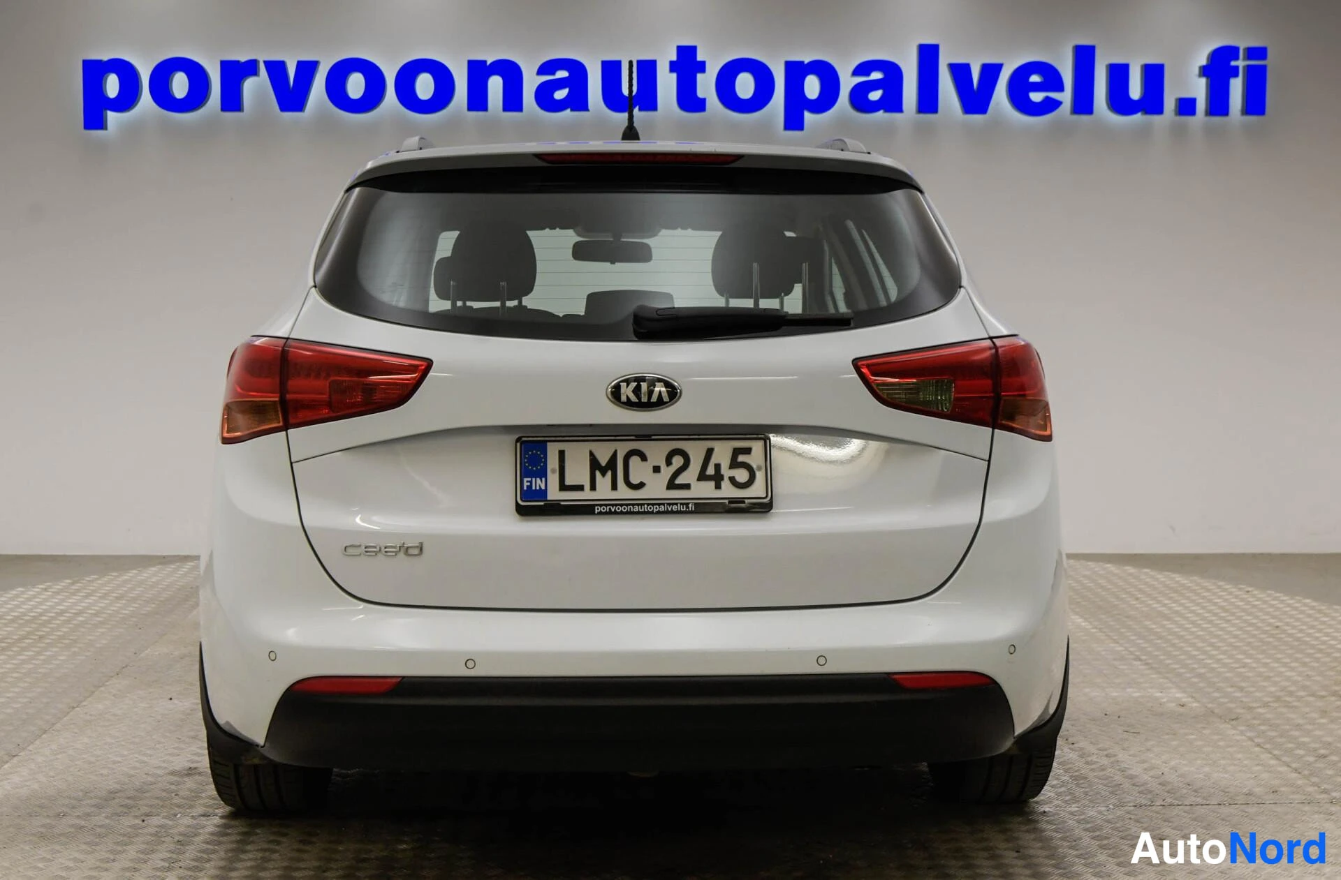 Takaa: Kia Ceed -farmari suoraan takaa valokuvattu, KIA-merkki, cee'd-tunnus ja rekisterikilpi näkyvät takapaneelissa.