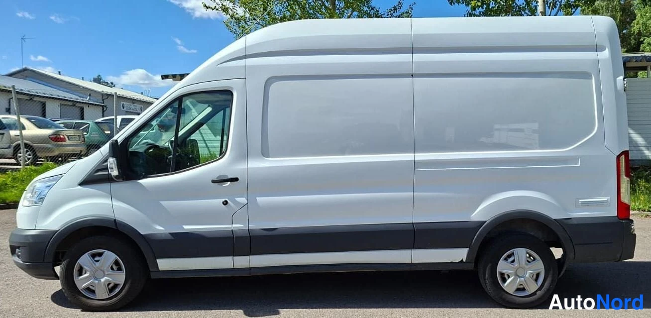 Sivulta: Valkoinen pakettiauto sivulta kuvattuna, liukusäiliö ja takaovet näkyvät.