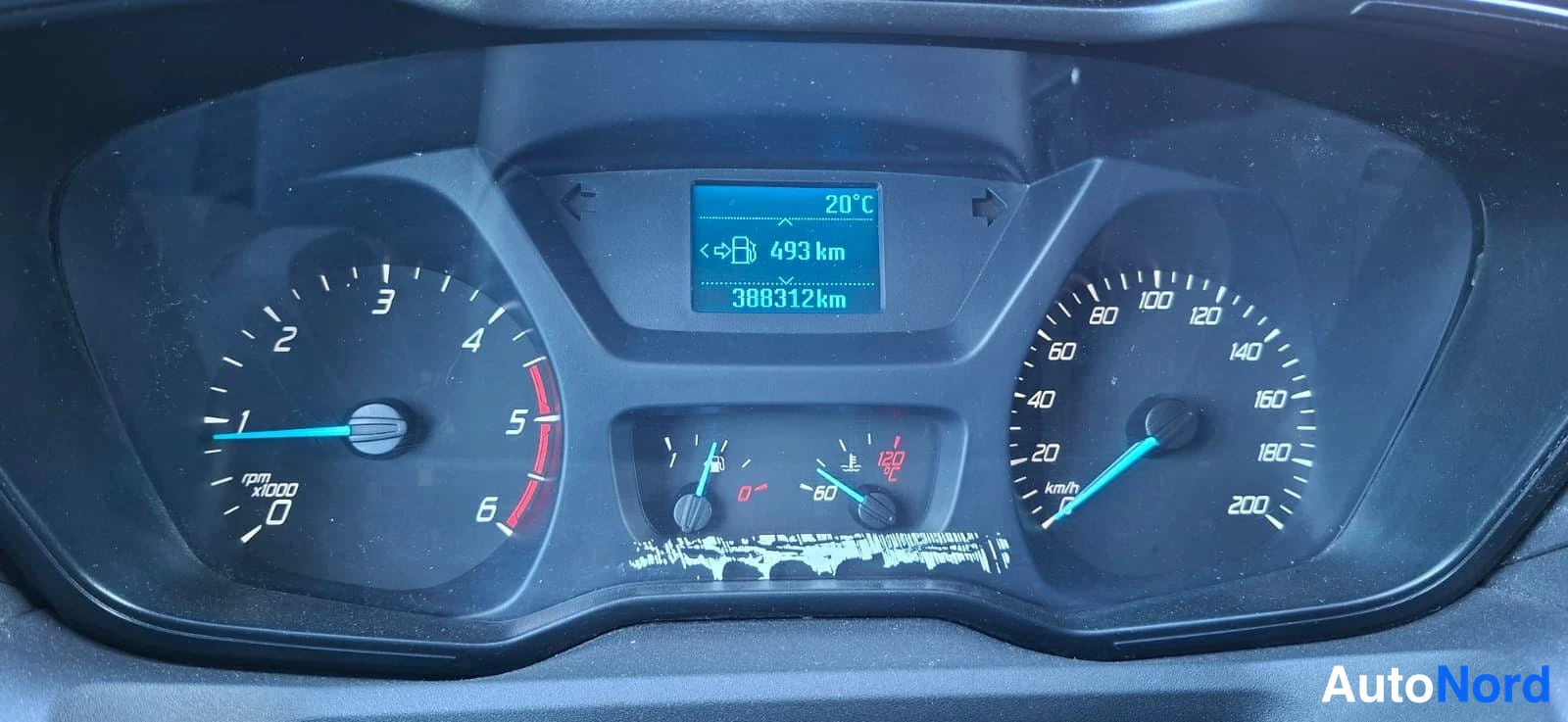 Yksityiskohta: Instrumenttien näyttö: mittarit, ulkolämpötila 20°C, toimintamatka 493 km, odometeri 388312 km.