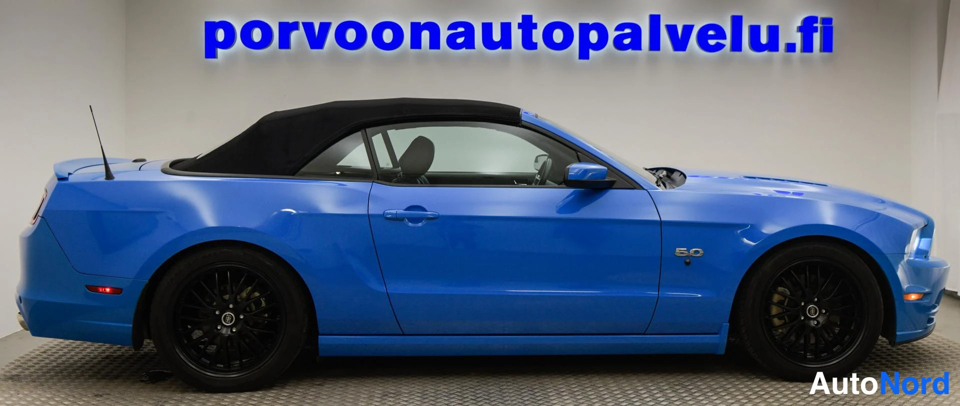 Sivulta: Sininen avomalli Ford Mustang GT 5.0, sivukuva, musta katto
