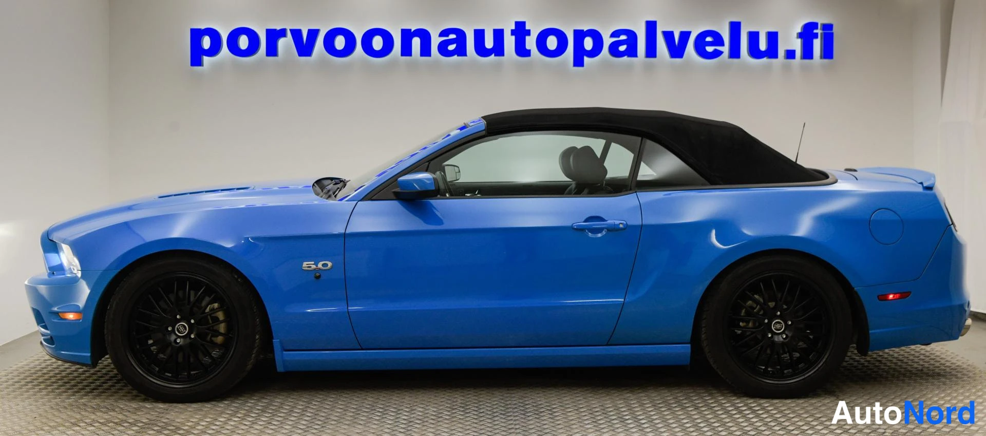 Sivulta: Sininen avomalli Ford Mustang GT 5.0 sivukuva, musta katto