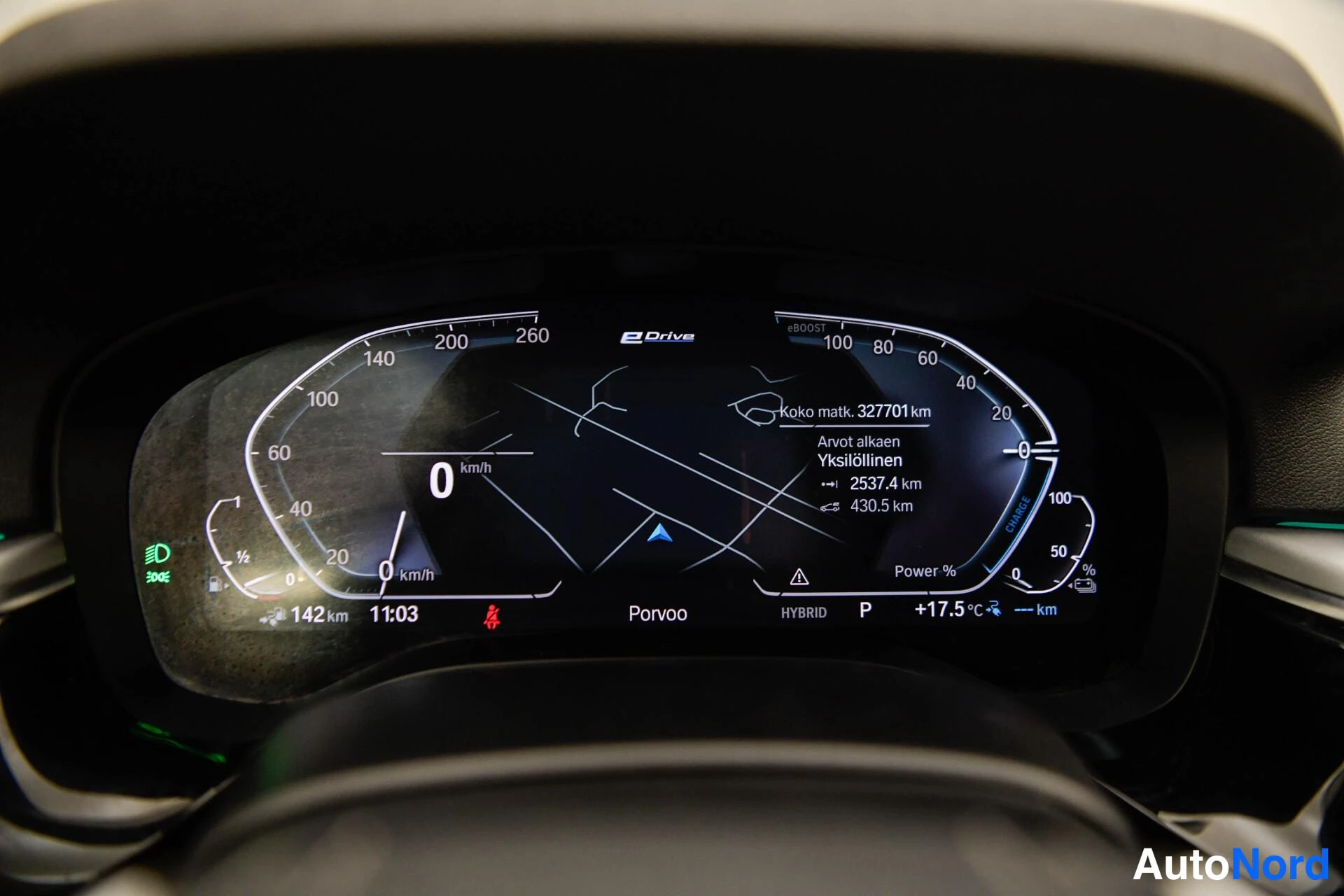 Yksityiskohta: Auton digitaalinen mittaristo näyttää kokonaisajan 327 701 km, nollanopeuden ja sähköajo-tilan.