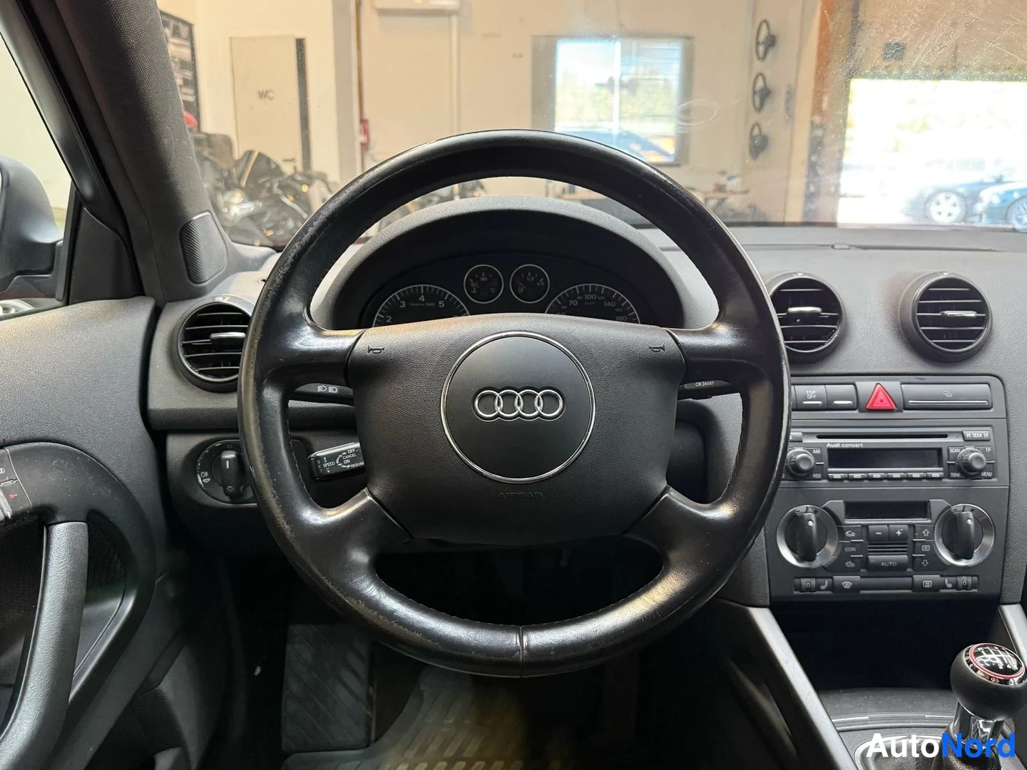 Muu: Ohjauspyörä Audi-logolla ja instrumentit, kojelaudan äänentoisto ja manuaalivaihtehan näkyvät.