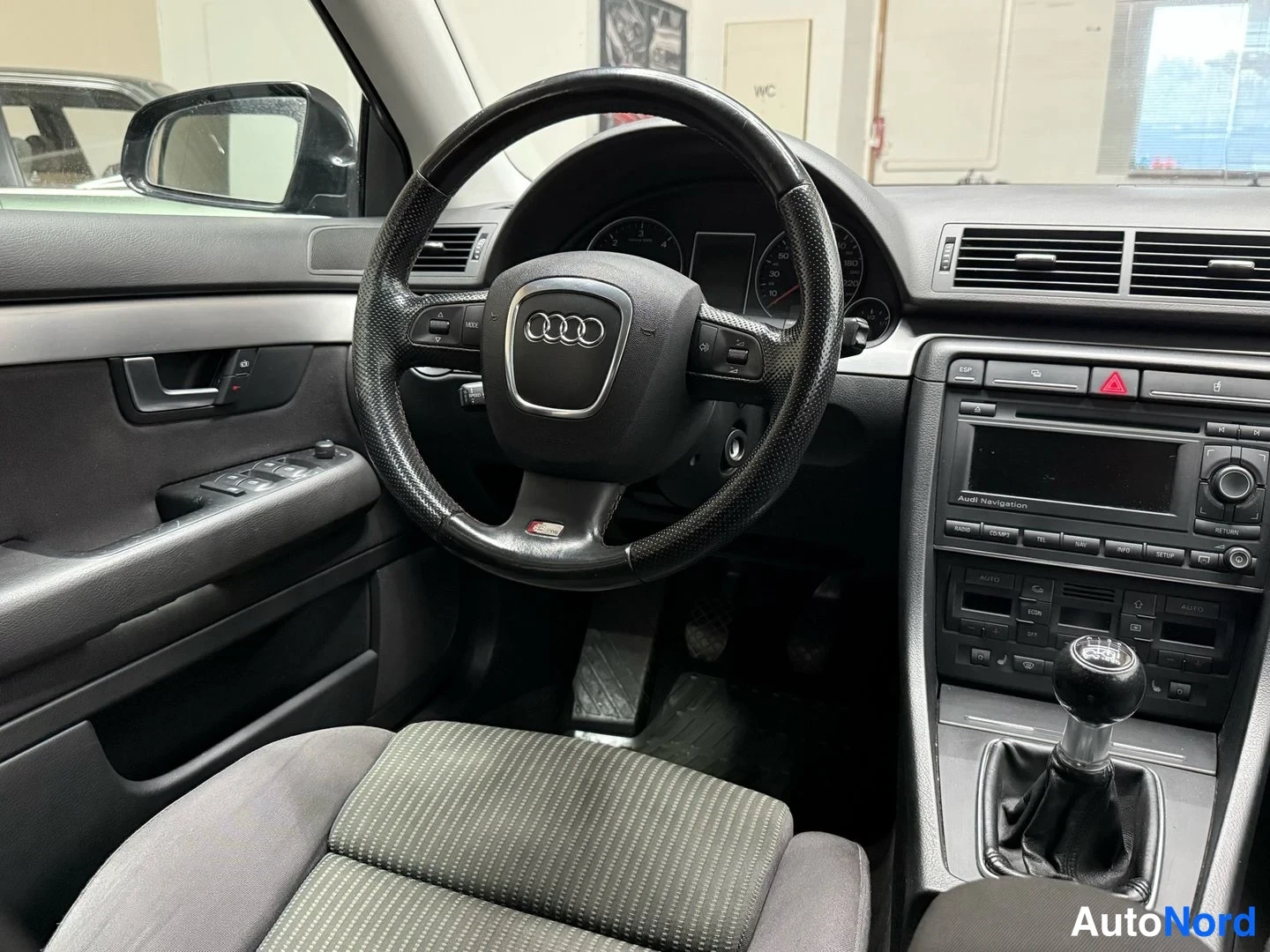 Muu: Kuljettajan puolen ohjaamo: Audi-ohjauspyörä, ovipaneli ikkunanostimilla ja radio keskikonsolissa.