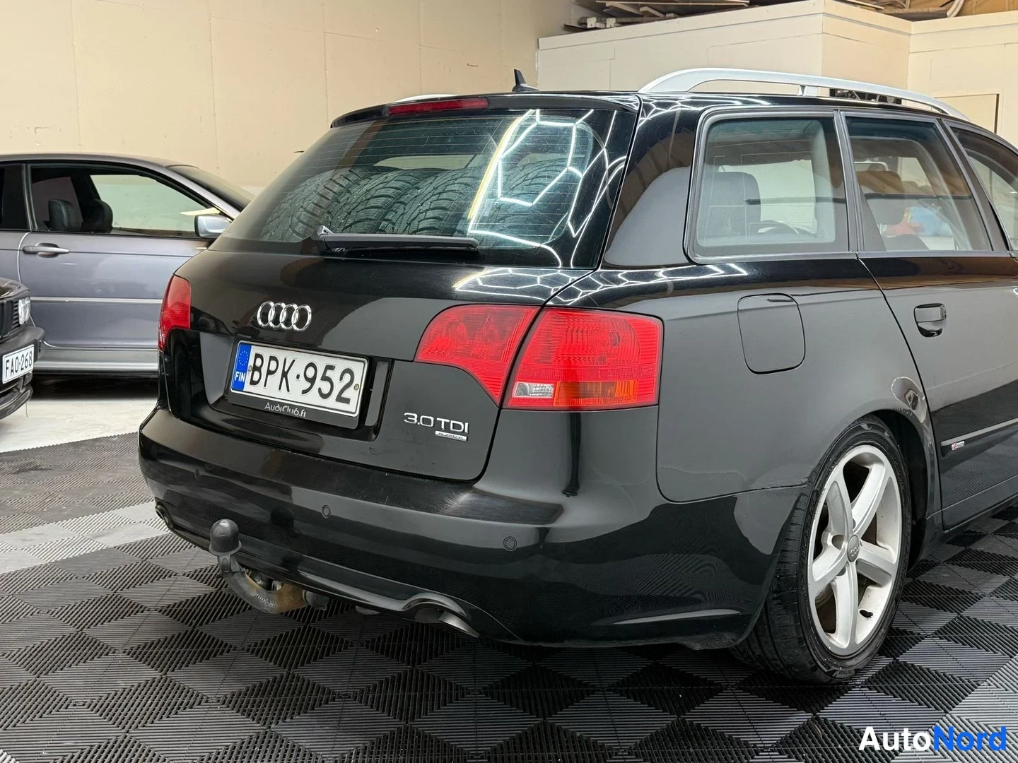 Takaviisto: Auton takaosan lähikuva; Audi-tähti, 3.0 TDI -merkintä, -rekisterikilpi ja vetokoulu näkyvät.