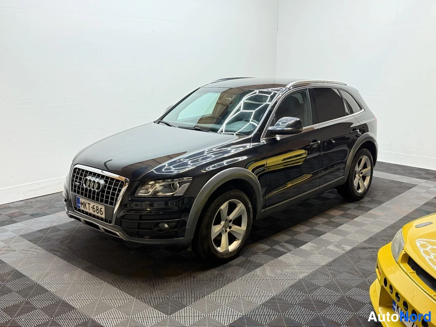 Etuviisto, nokka vasemmalle: Audi Q5, etukulmakuva oikealta, auton ollessa musta.