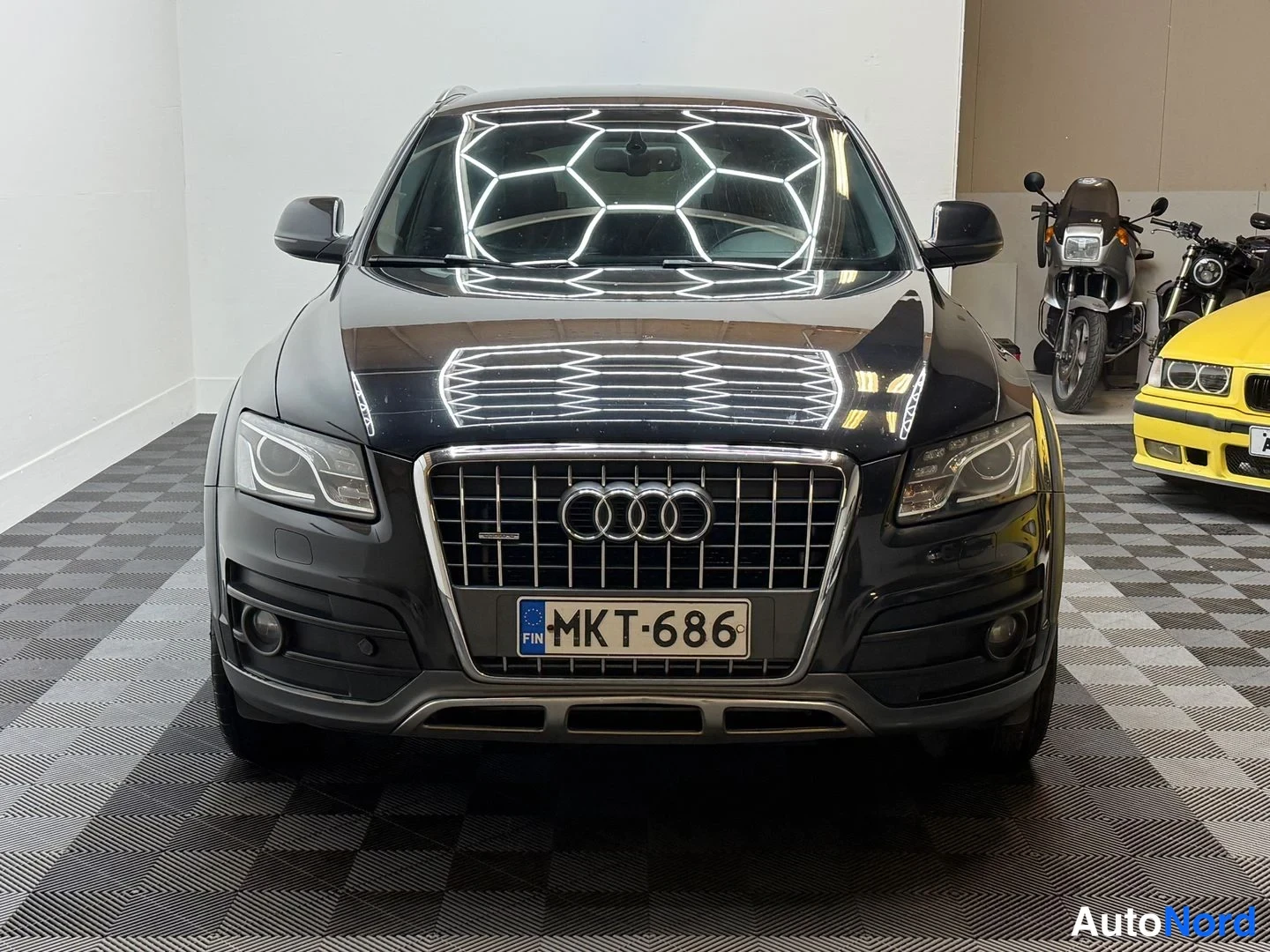 Edestä: Audi Q5, etukuva.