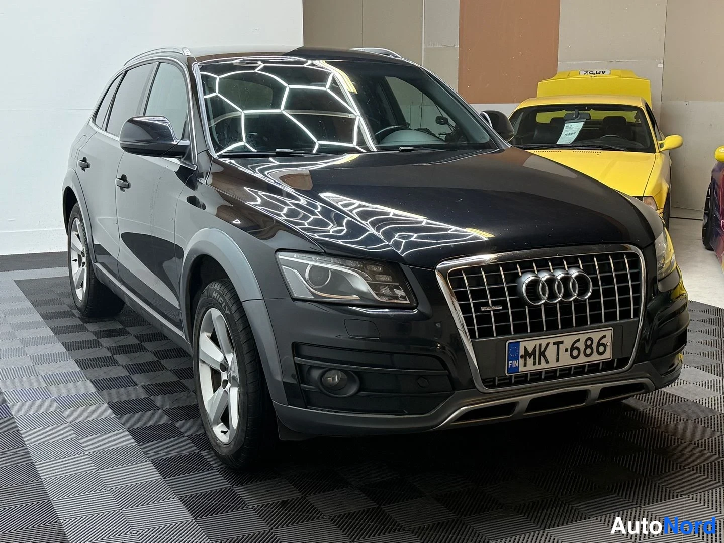 Etuviisto, nokka oikealle: Audi Q5, etukulmakuva vasemmalta, auton ollessa musta.