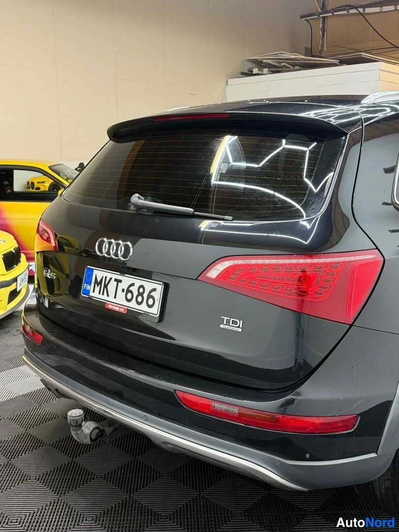 Takaa: Mustan Audi Q5:n takapuolen suora kuva: takavalo, Audi-merkki, TDI-kyltti ja rekisterikilpi, pakokoukku näkyvissä.