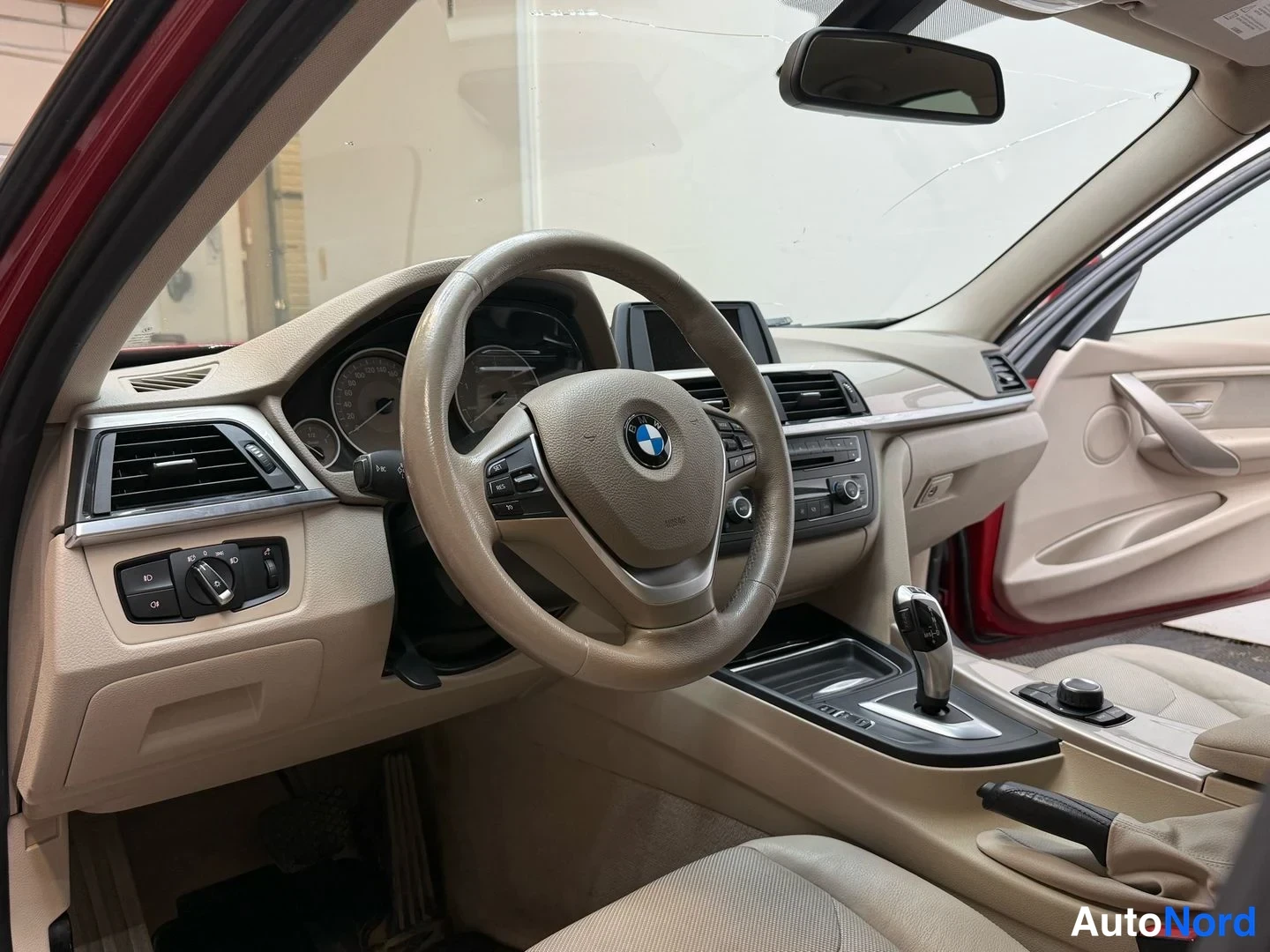 Muu: Auton sisätilat: BMW-ohjauspyörä, vaalea kojelauta ja automaattivaihteen valitsin.