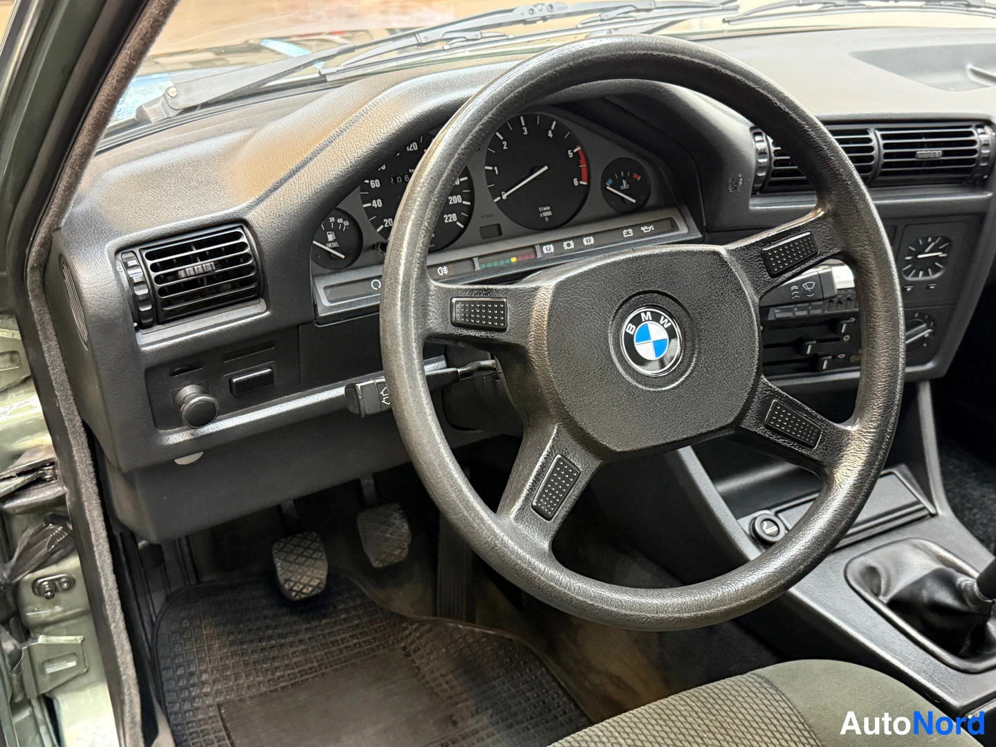 Muu: Ohjaamo vasemmalta: BMW-ohjauspyörä, analogiset mittarit kiihtyvyysmittarilla ja kierrosmittarilla, ilmastointilaitteet ja kojelaudan ilmanvaihto.