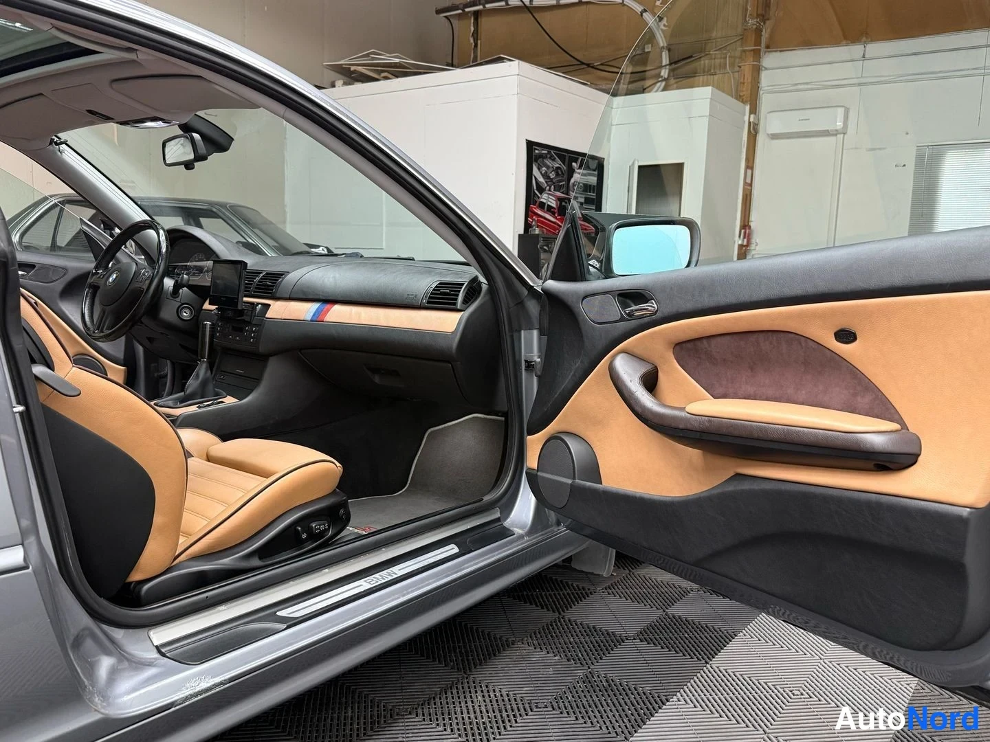 Muu: Avattu kuljettajan ovi, ruskea ovipaneeli ja kojelauta, BMW-kynnysterauta