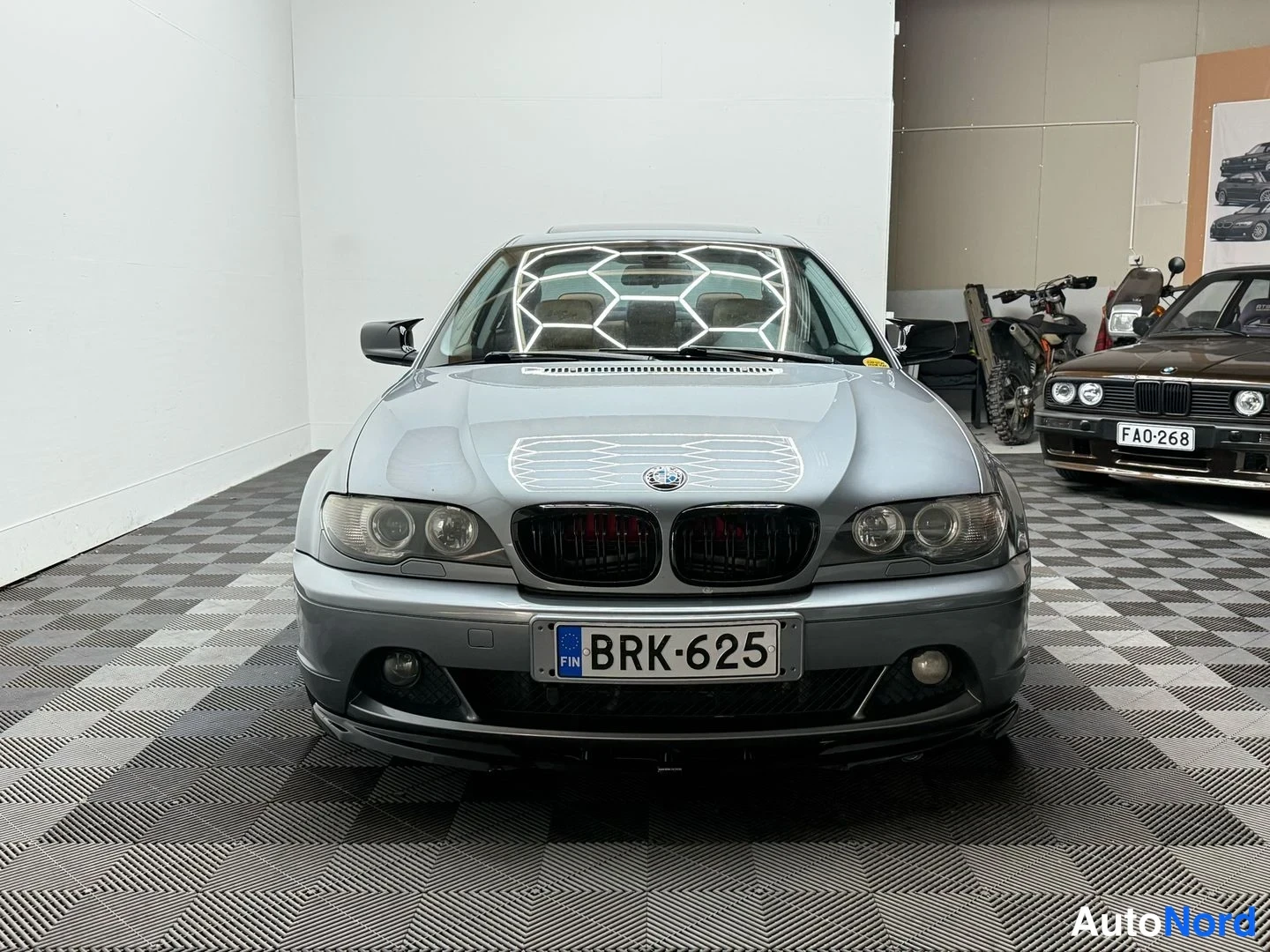 Edestä: Sininen BMW:n etupää, rekisterikilpi.