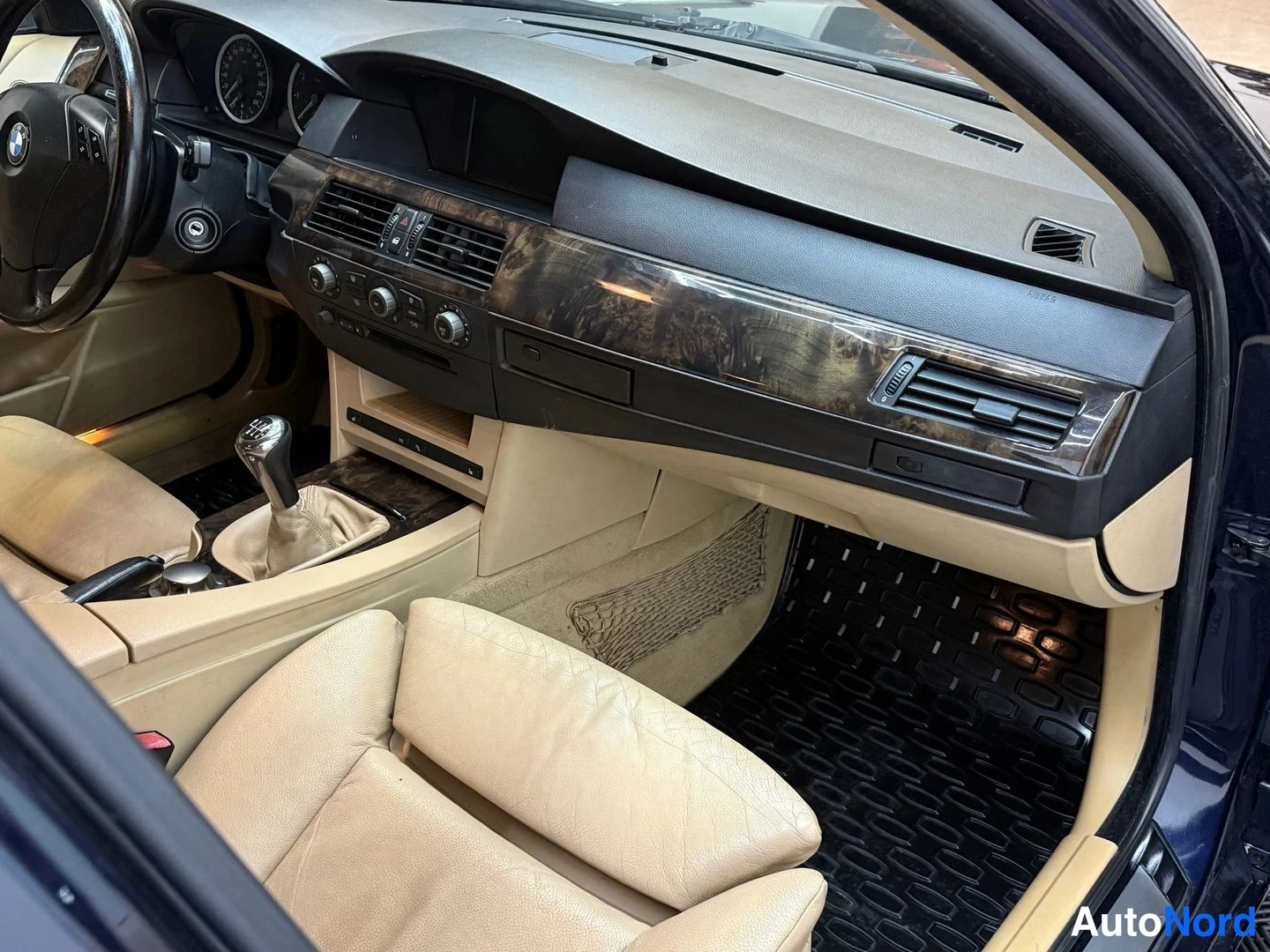 Muu: Auton sisätilat: beige nahkapenkit, puukoristeinen kojelauta, BMW-ohjauspyörä ja käsivaihteen vaihdekeppi.