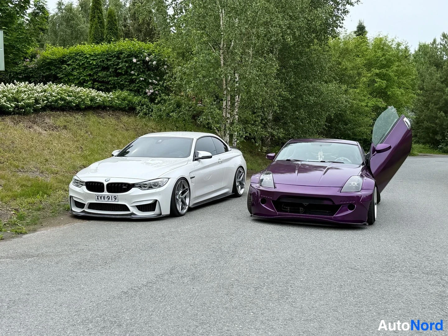 Etuviisto, nokka vasemmalle: BMW M4 -avolava kulmassa vasemmalla etunurkalla, valkoinen; rekisteri