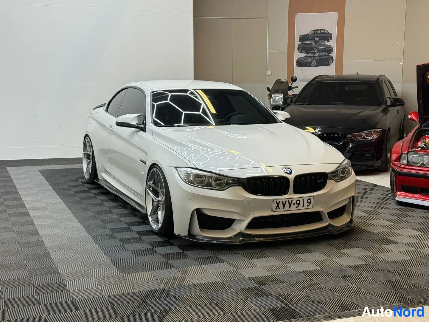 Etuviisto, nokka oikealle: BMW M4 Cabriolet DCT 2015