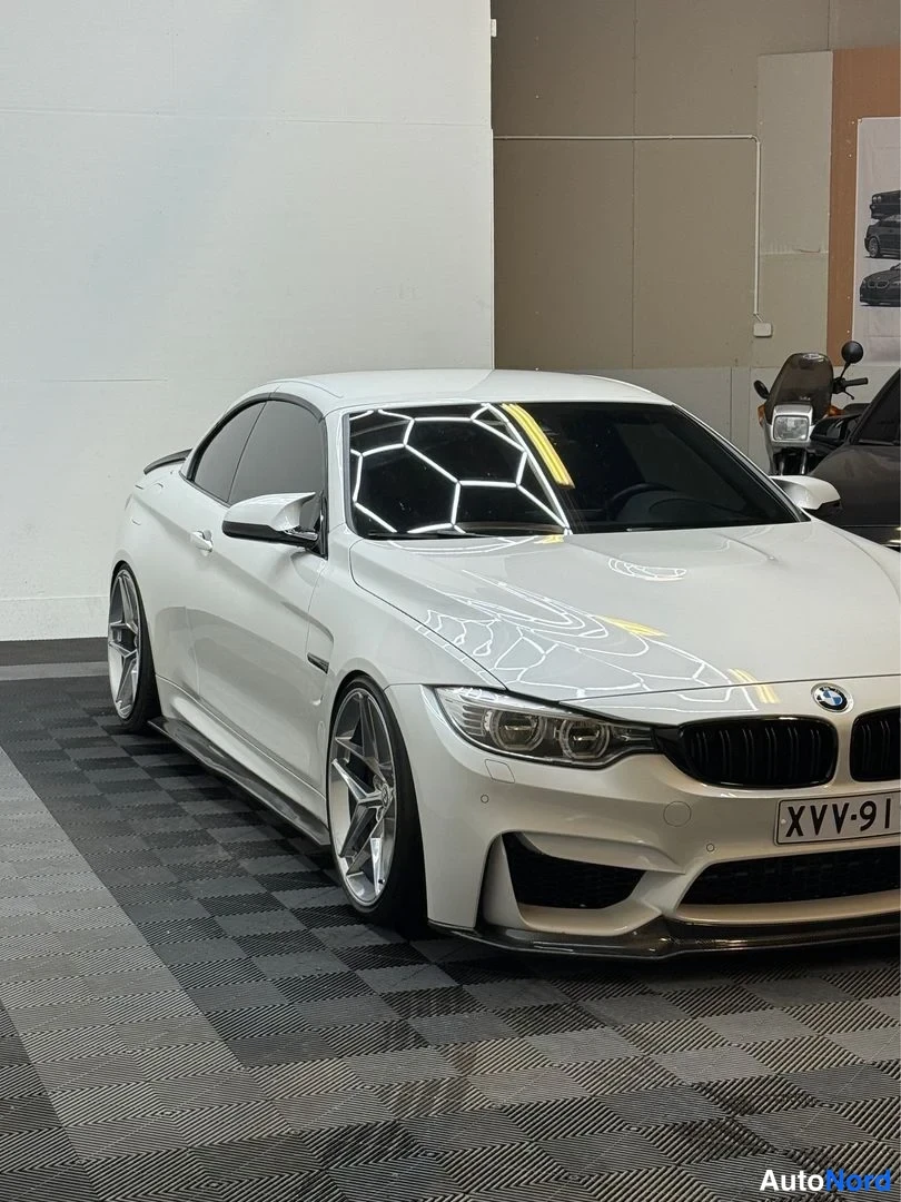 Etuviisto, nokka oikealle: BMW Coupe Wit Front 3/4 rechts