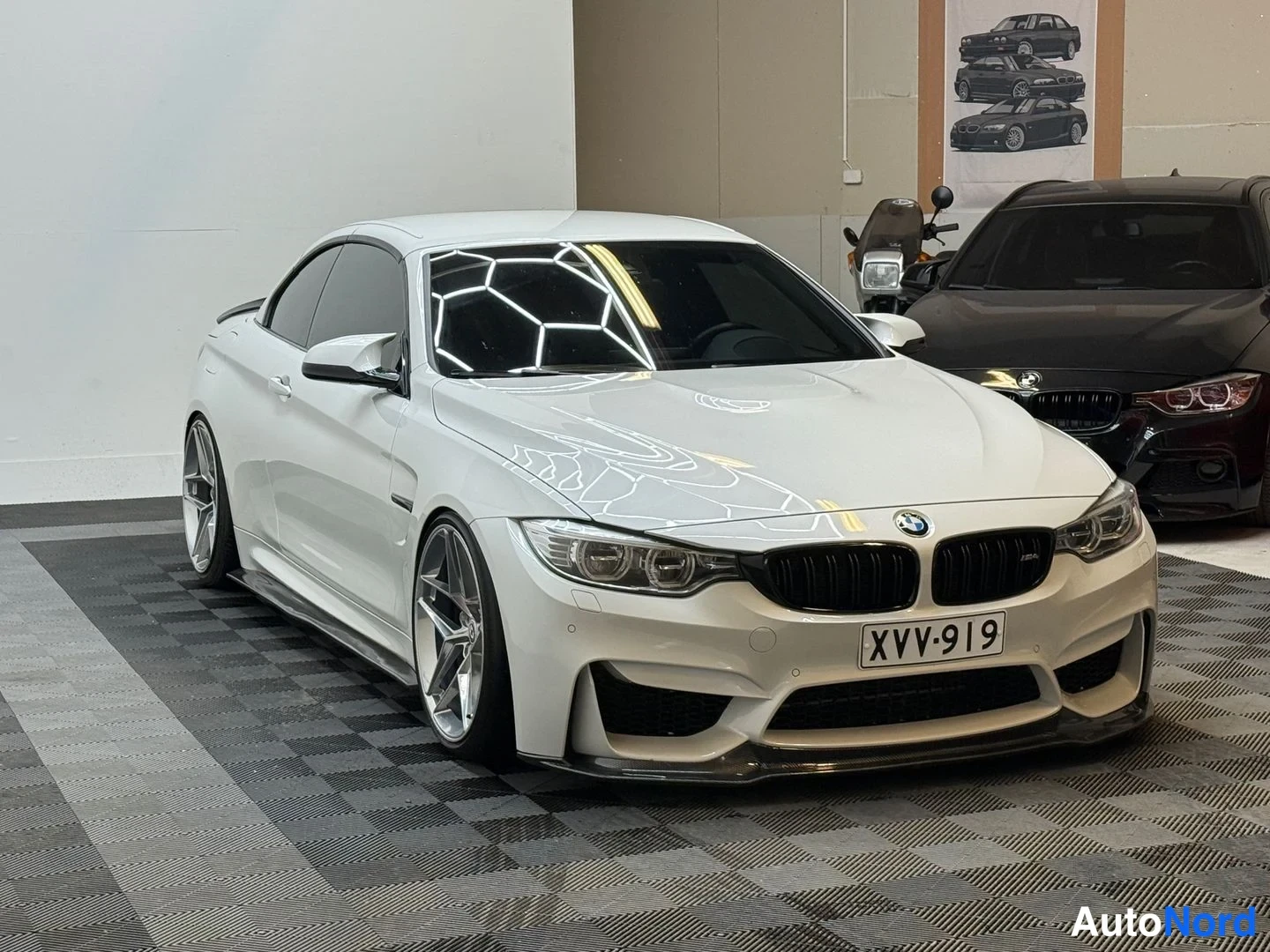Etuviisto, nokka oikealle: BMW M4 Cabriolet DCT 2015