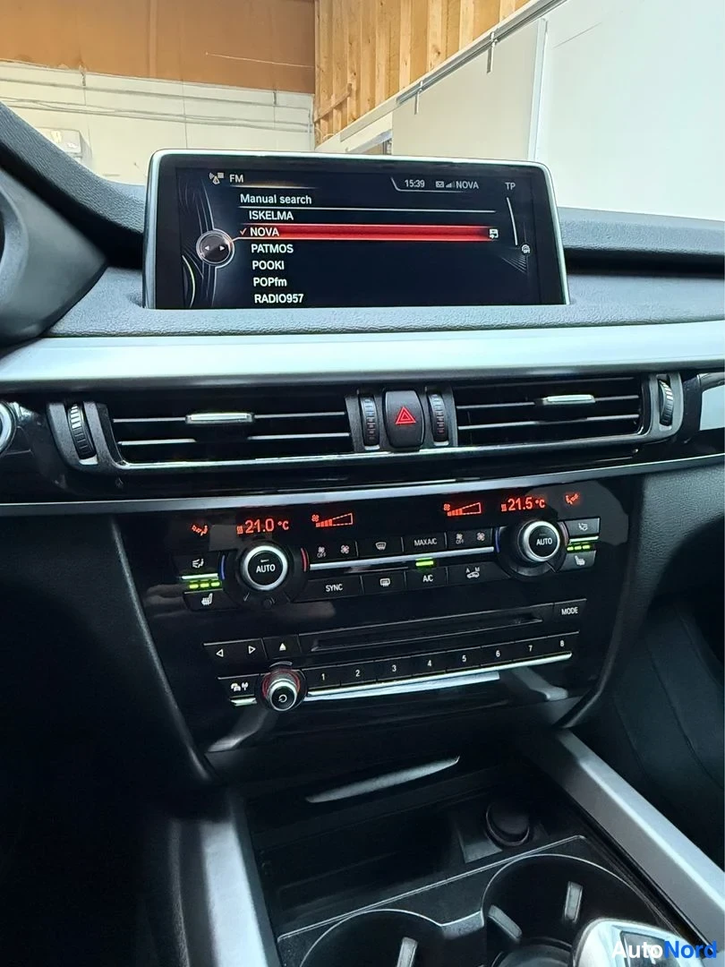 Edestä: Keskconsole: infotainment-näyttö radiotiedoilla (FM, ISKELMÄ, NOVA, PATMOS, POOKI, POPFI, RADIO957) ja kaksitoiminen ilmastointi (24,0 °C ja 21,5 °C), AUTO- ja